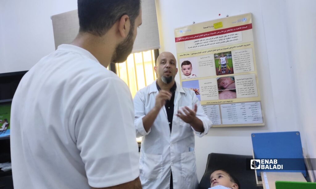 طفل يتلقى فحصًا طبيًا داخل عيادة الأطفال في مركز داريا الصحي