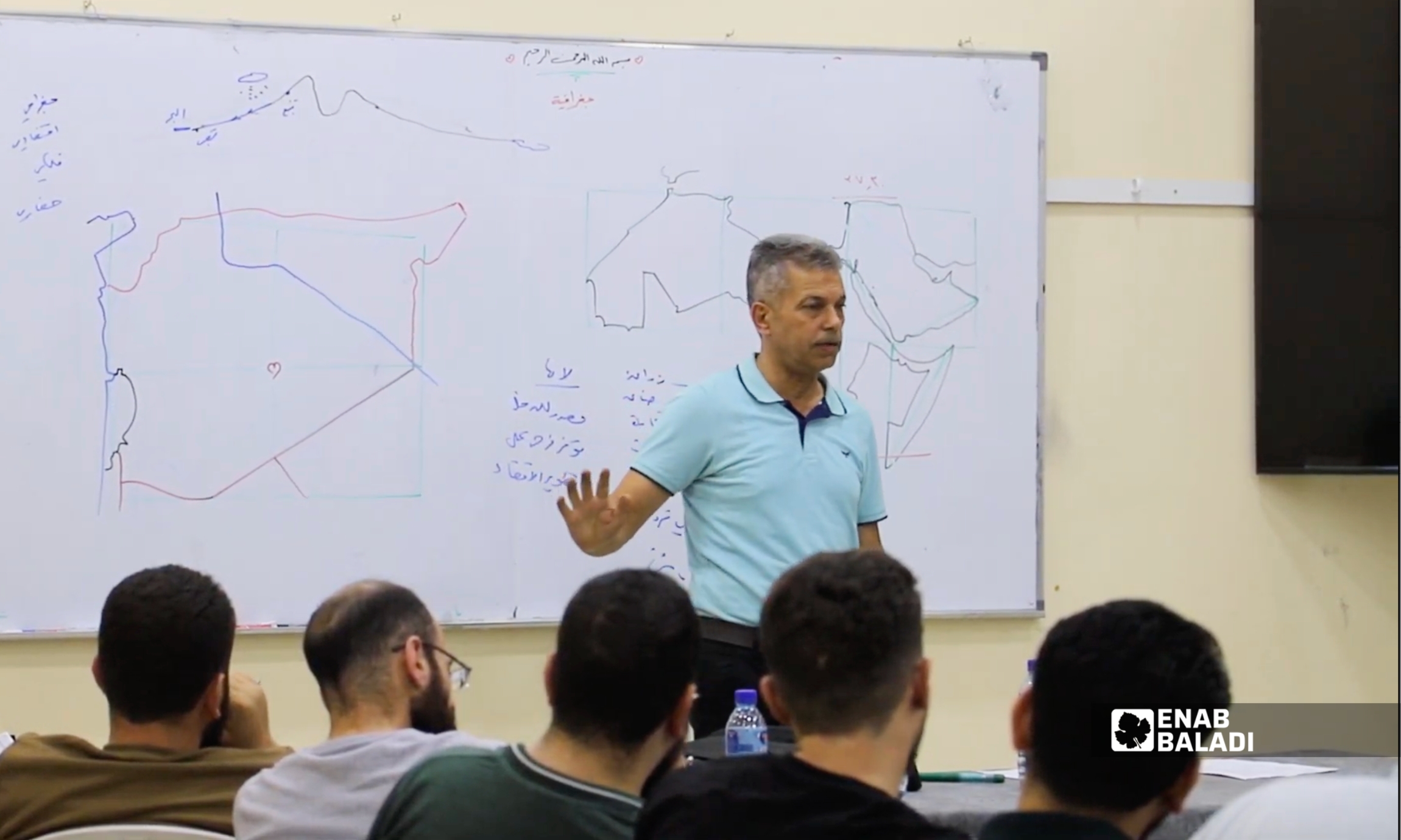 طلاب عادوا إلى مقاعد الدراسة بعد سنوات من الانقطاع خلال درس تحضيري في داريا 