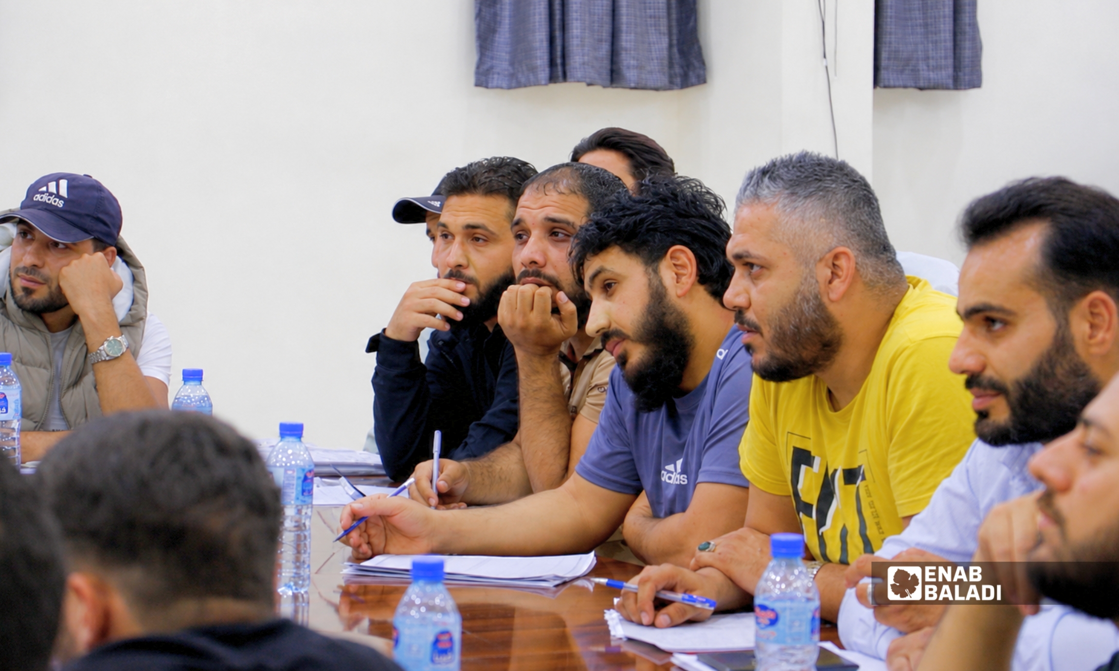 طلاب عادوا إلى مقاعد الدراسة بعد سنوات من الانقطاع خلال درس تحضيري في داريا 