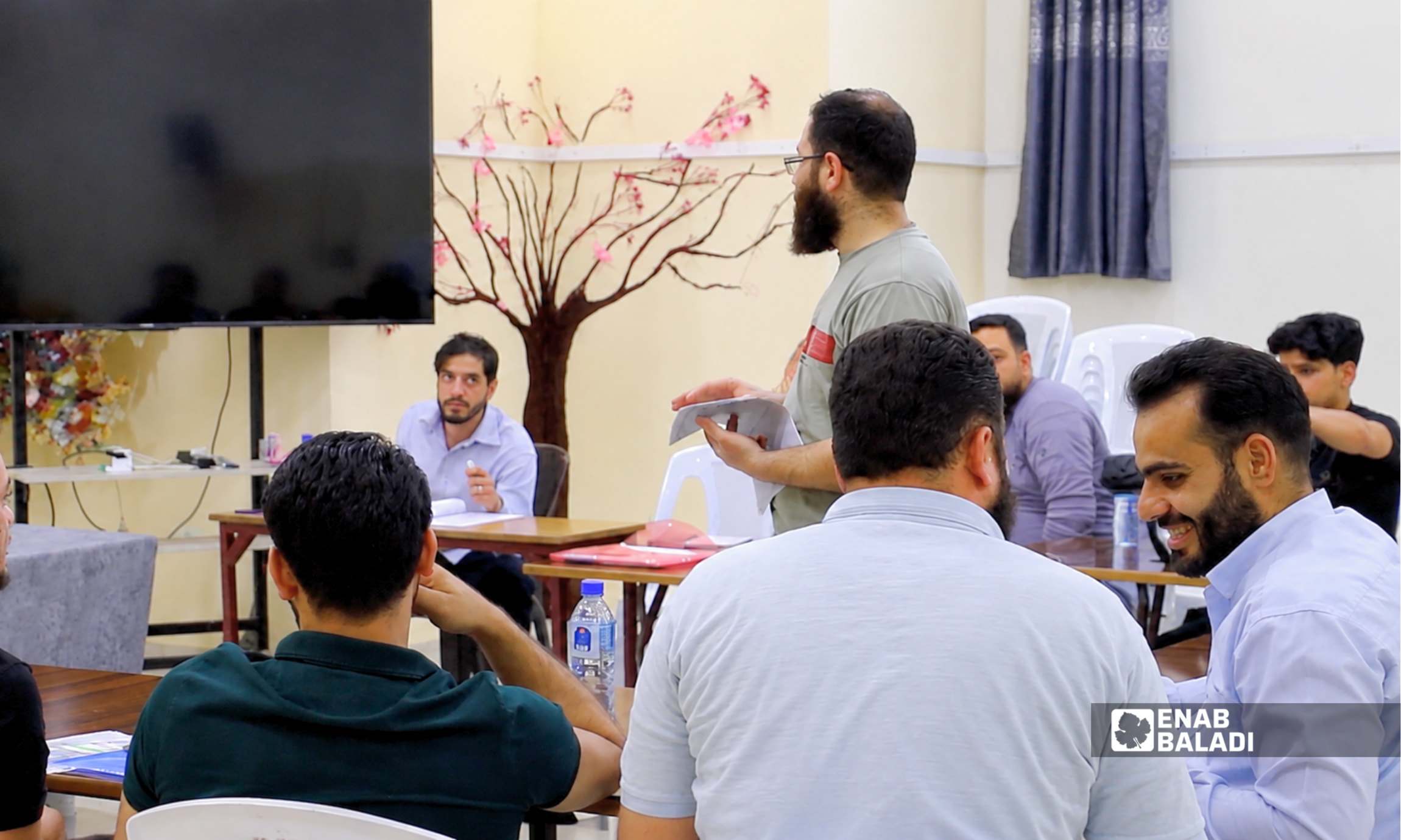 طلاب عادوا إلى مقاعد الدراسة بعد سنوات من الانقطاع خلال درس تحضيري في داريا 