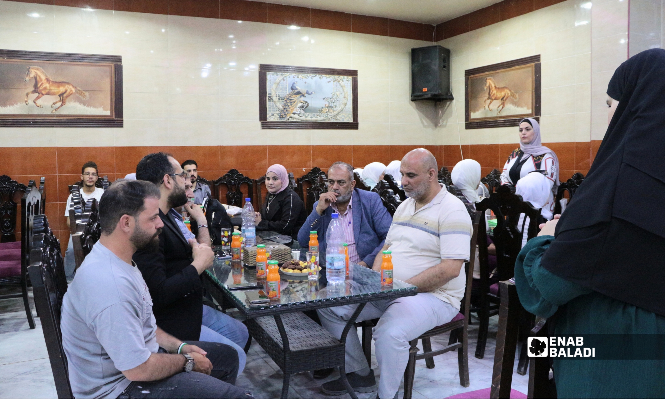 نقاش بين مشاركين ومسؤولين محليين خلال مؤتمر "لمّ شمل" المخصص لبحث دور الشباب في التنمية المحلية بمدينة داريا