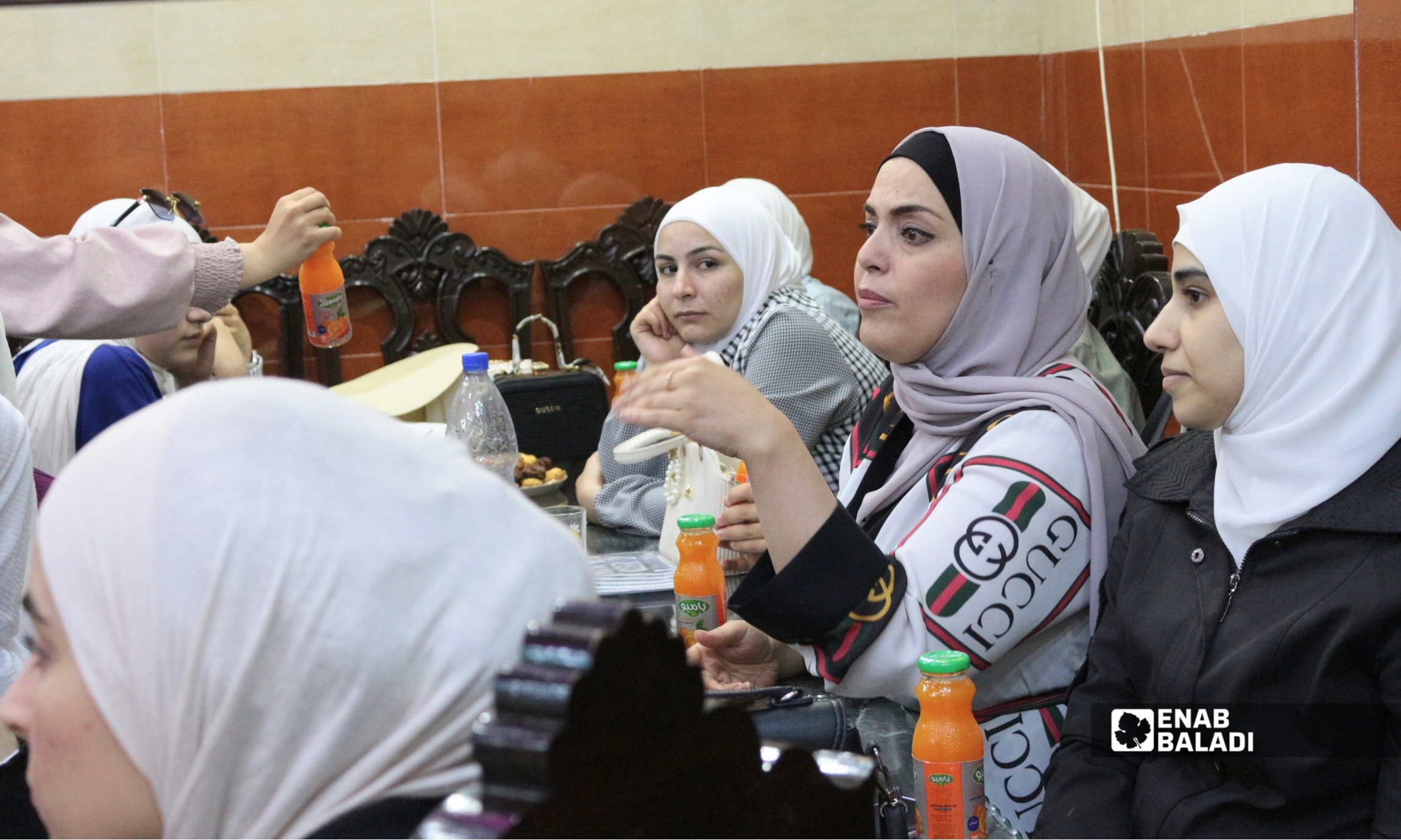 نقاش بين مشاركين ومسؤولين محليين خلال مؤتمر "لمّ شمل" المخصص لبحث دور الشباب في التنمية المحلية بمدينة داريا