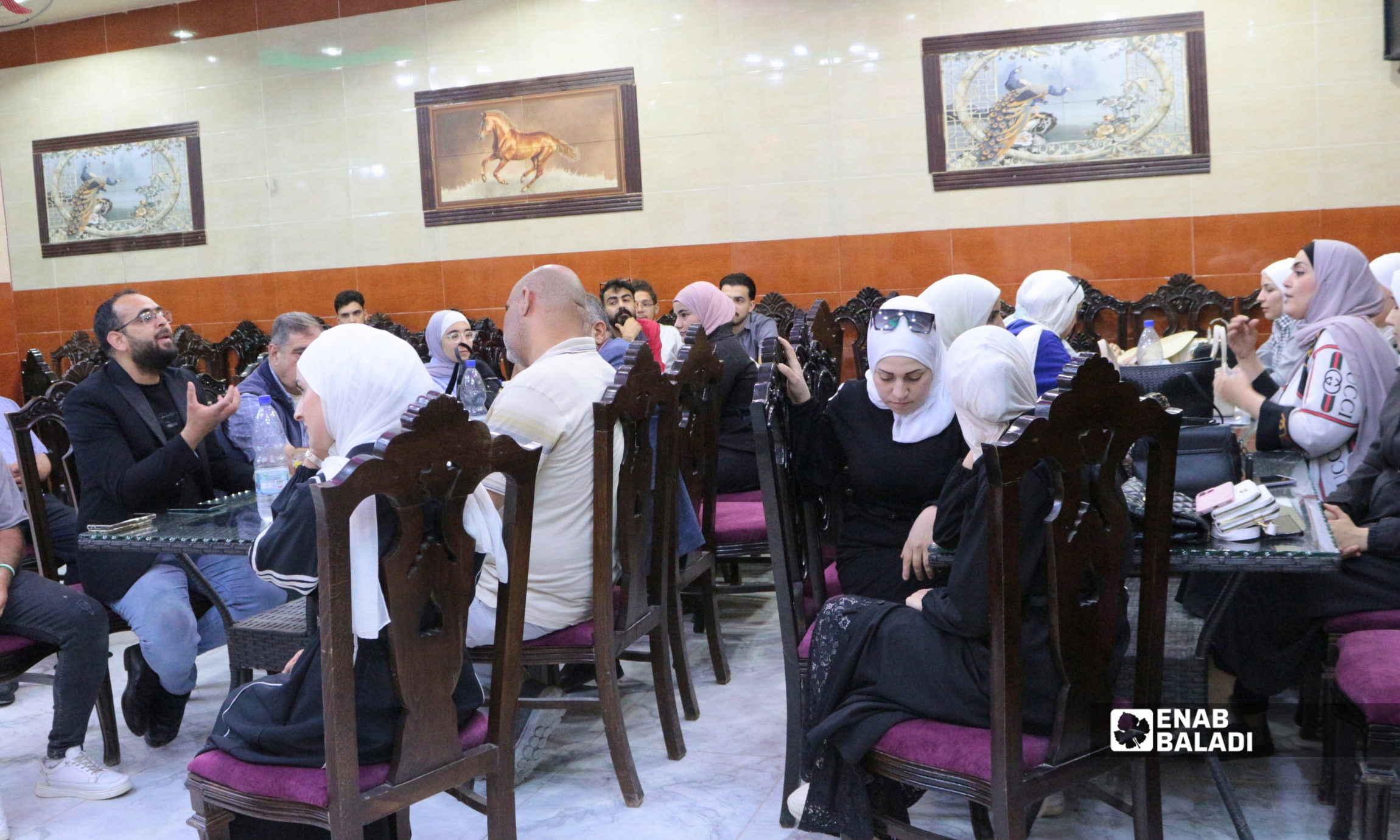 نقاش بين مشاركين ومسؤولين محليين خلال مؤتمر "لمّ شمل" المخصص لبحث دور الشباب في التنمية المحلية بمدينة داريا