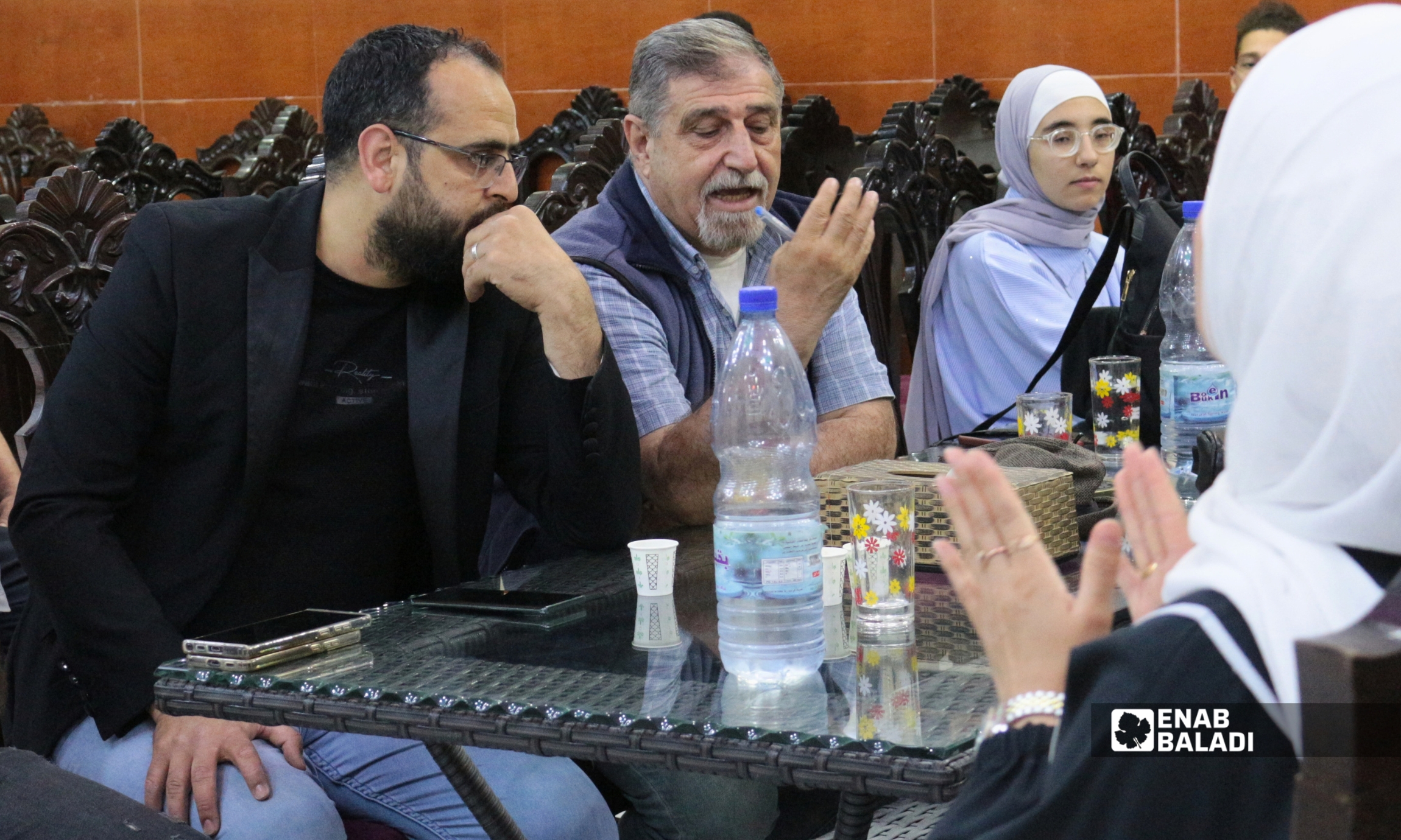 نقاش بين مشاركين ومسؤولين محليين خلال مؤتمر "لمّ شمل" المخصص لبحث دور الشباب في التنمية المحلية بمدينة داريا