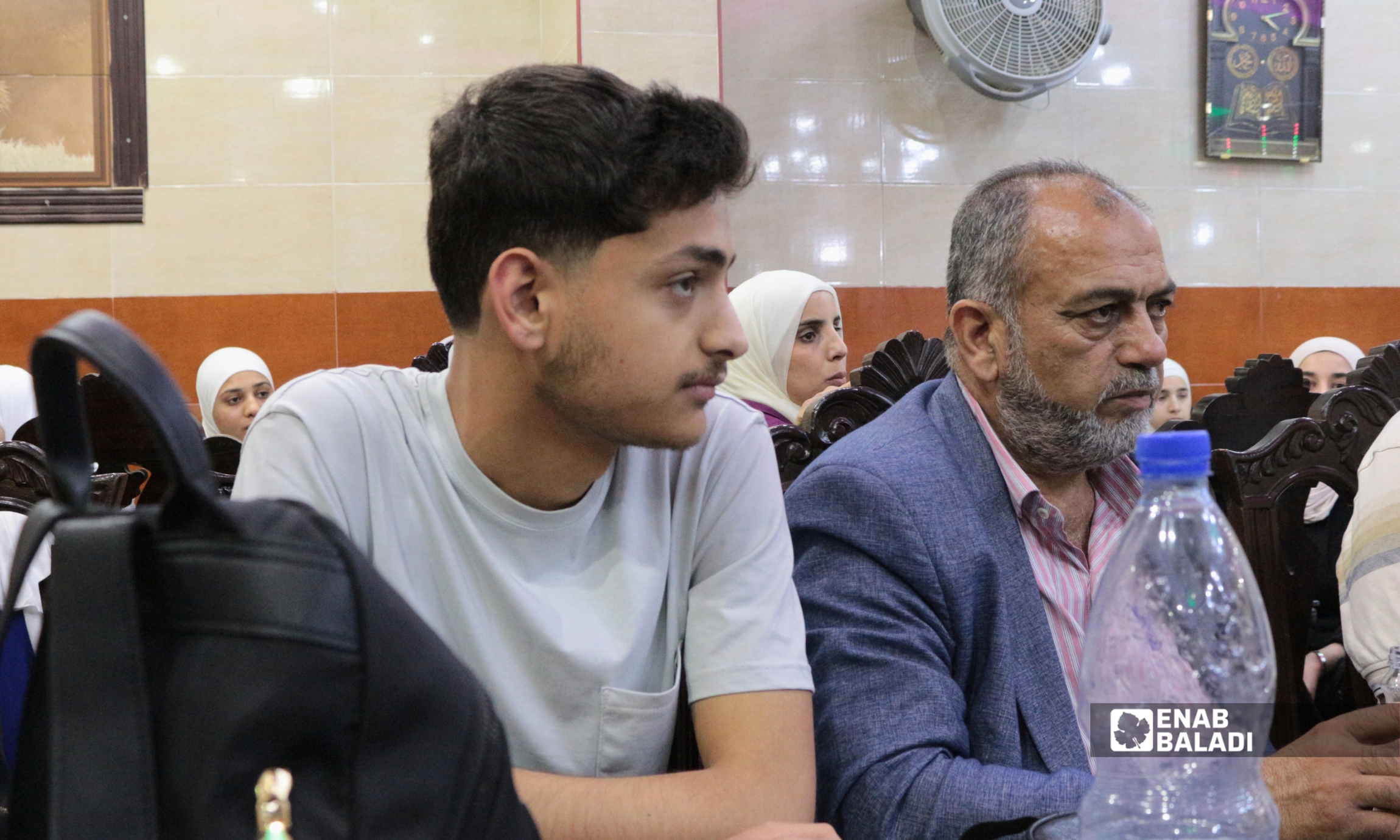 نقاش بين مشاركين ومسؤولين محليين خلال مؤتمر "لمّ شمل" المخصص لبحث دور الشباب في التنمية المحلية بمدينة داريا