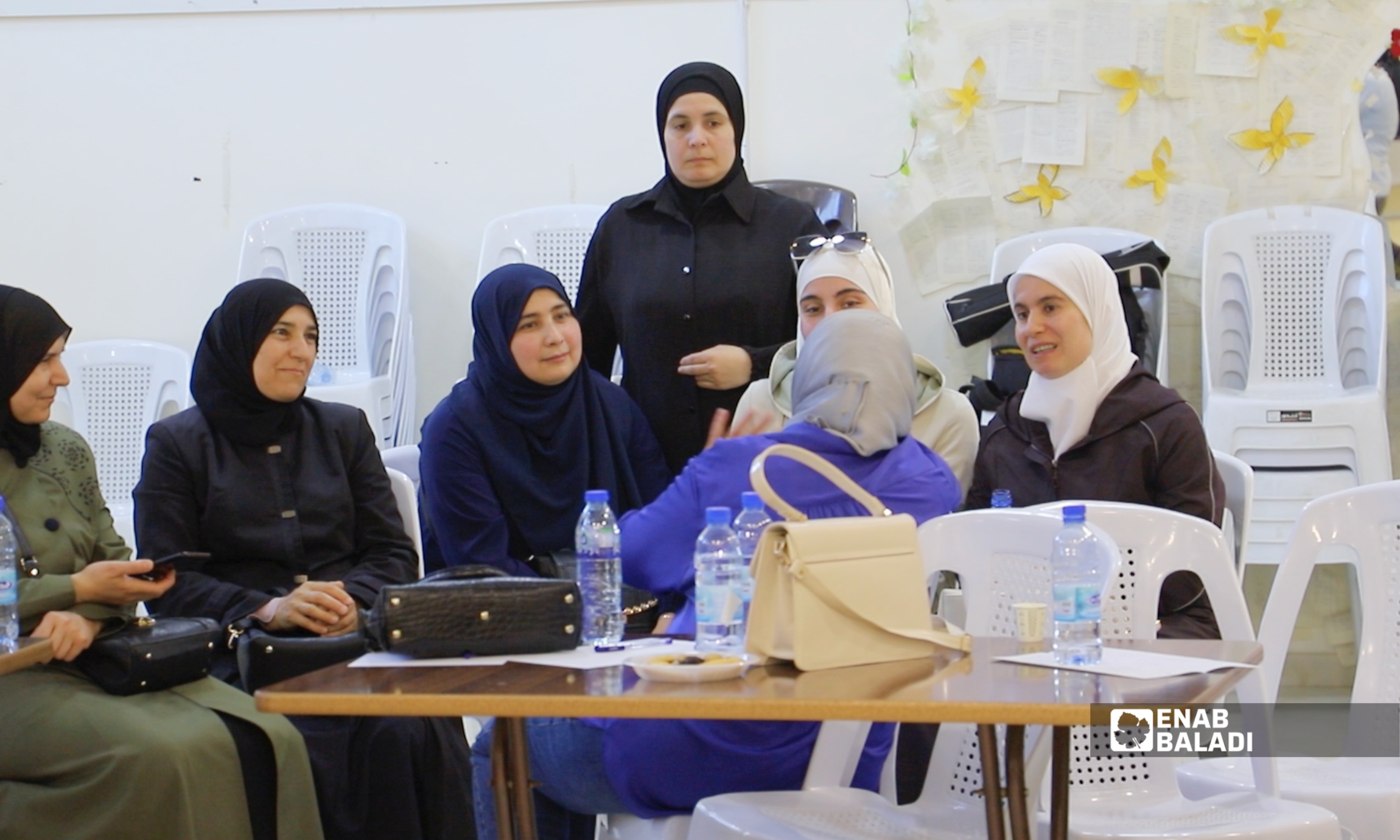 مشاركون يحضرون جلسة حول العدالة الانتقالية وحقوق الضحايا في مدينة داريا