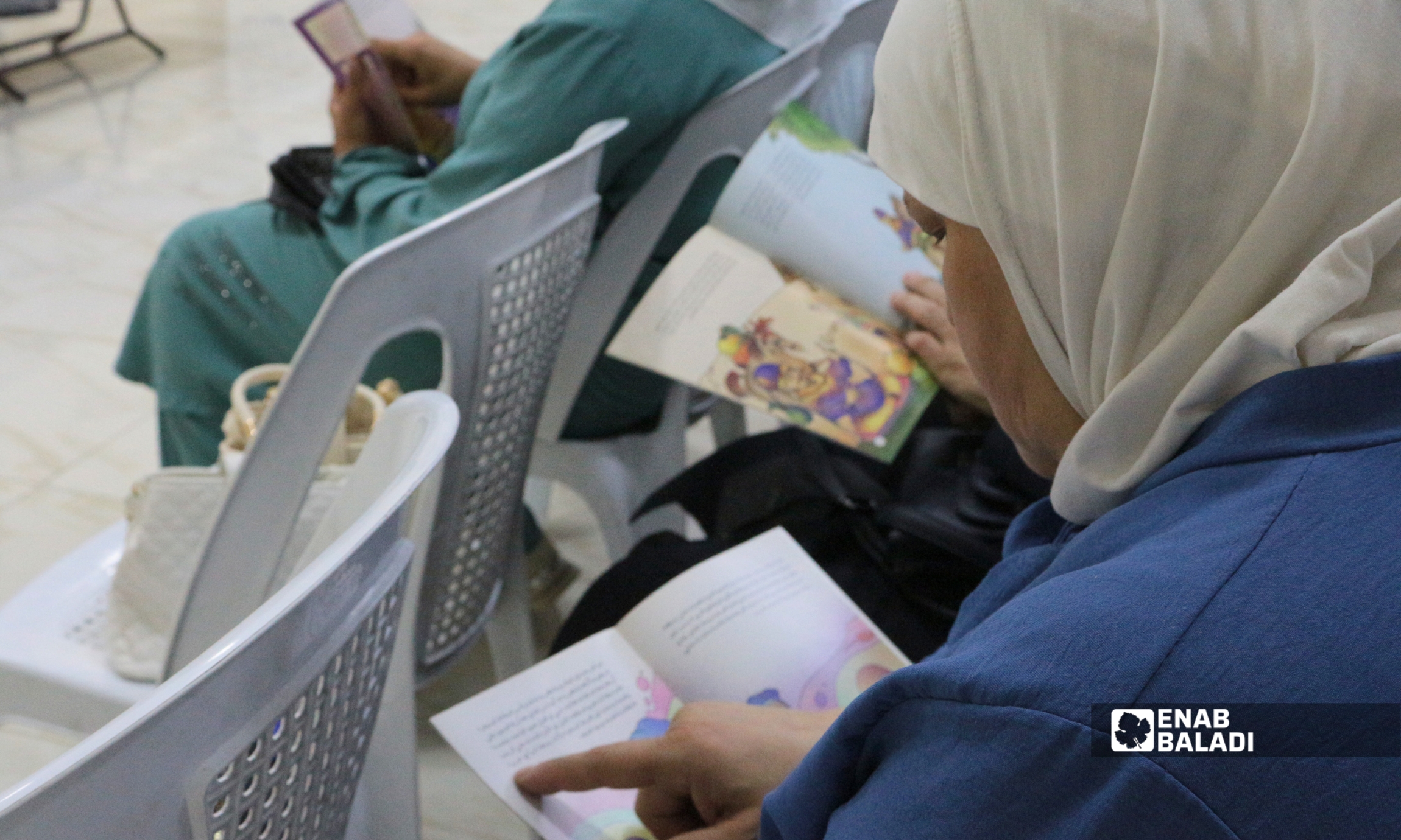 حضور مشاركين خلال ورشة القراءة السريعة في المركز الثقافي بمدينة داريا