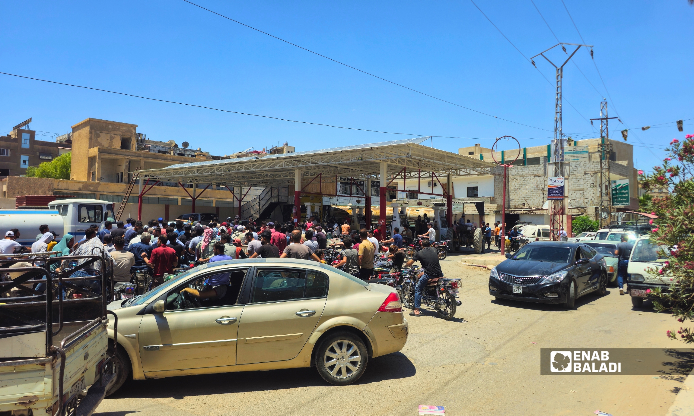 ازدحام أمام محطة وقود في مدينة داريا مع انتظار السائقين لتعبئة البنزين