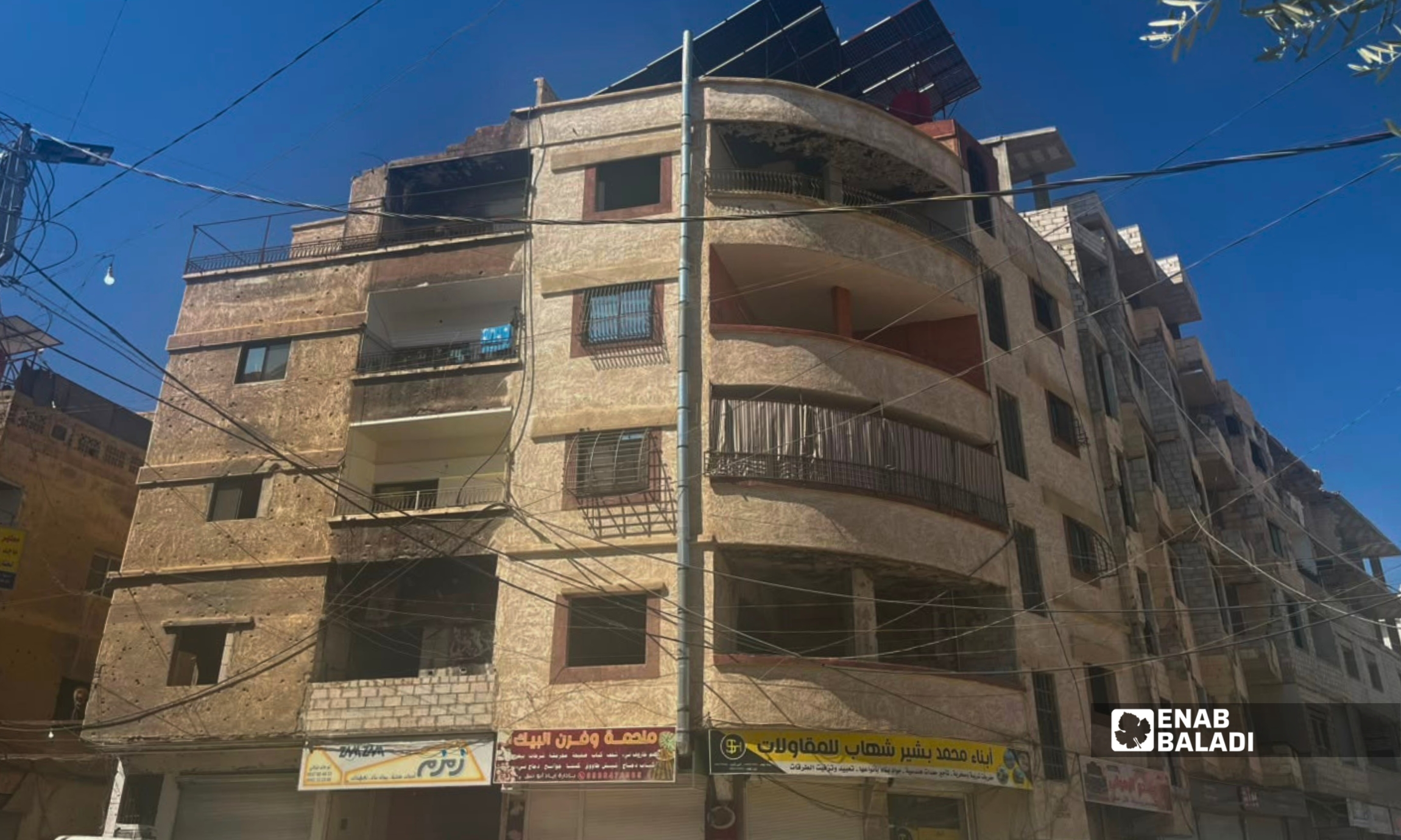 أسلاك كهربائية تمر على مقربة من نافذة أحد المنازل قرب جامع العباس في داري