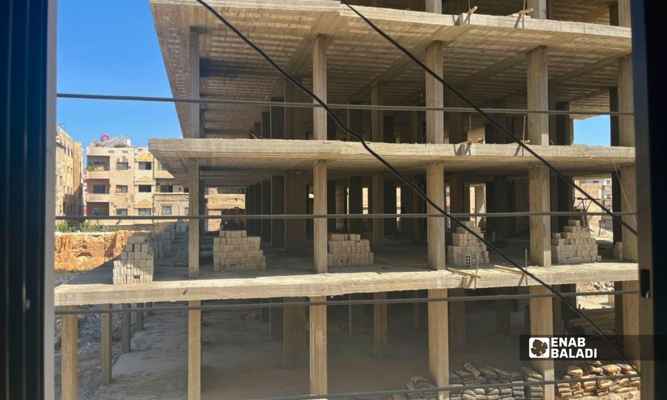 أسلاك كهربائية تمر أمام نافذة أحد المنازل قرب جامع العباس في داريا