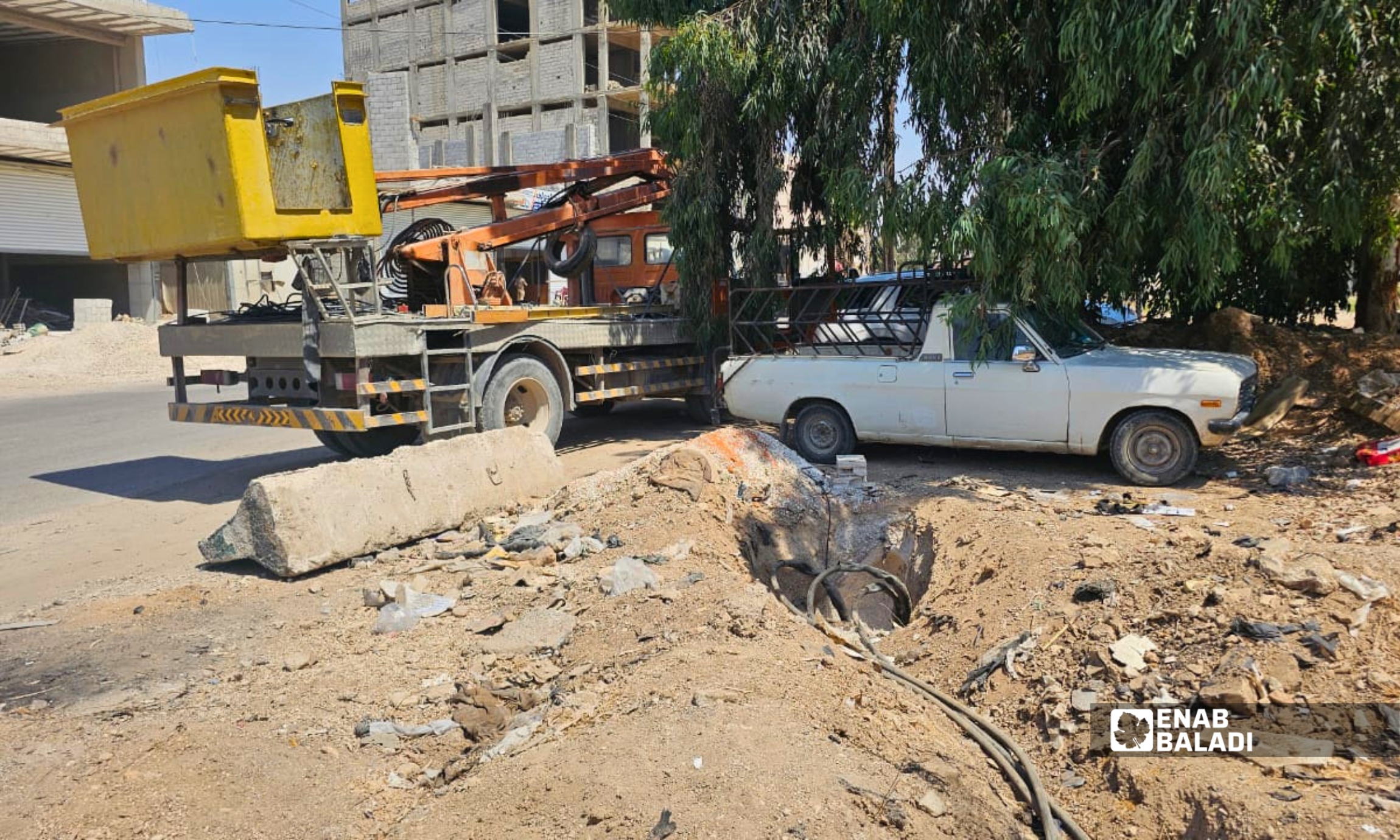 عمال طوارئ كهرباء داريا خلال أعمال الحفر للوصول إلى كبل متضرر في المدينة