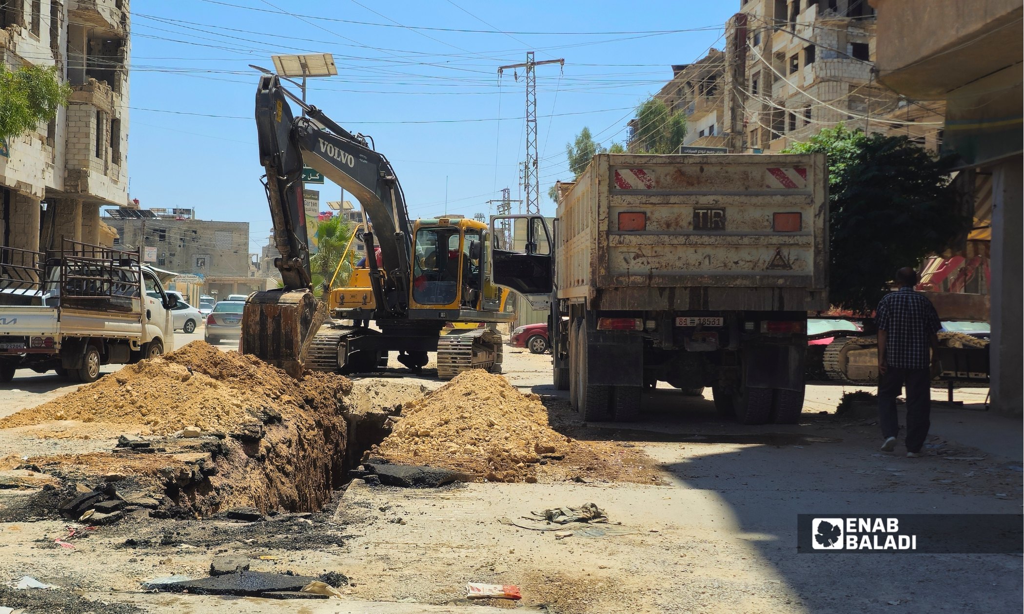 أعمال تمديد خط صرف صحي جديد في شارع الكورنيش القديم بمدينة داريا