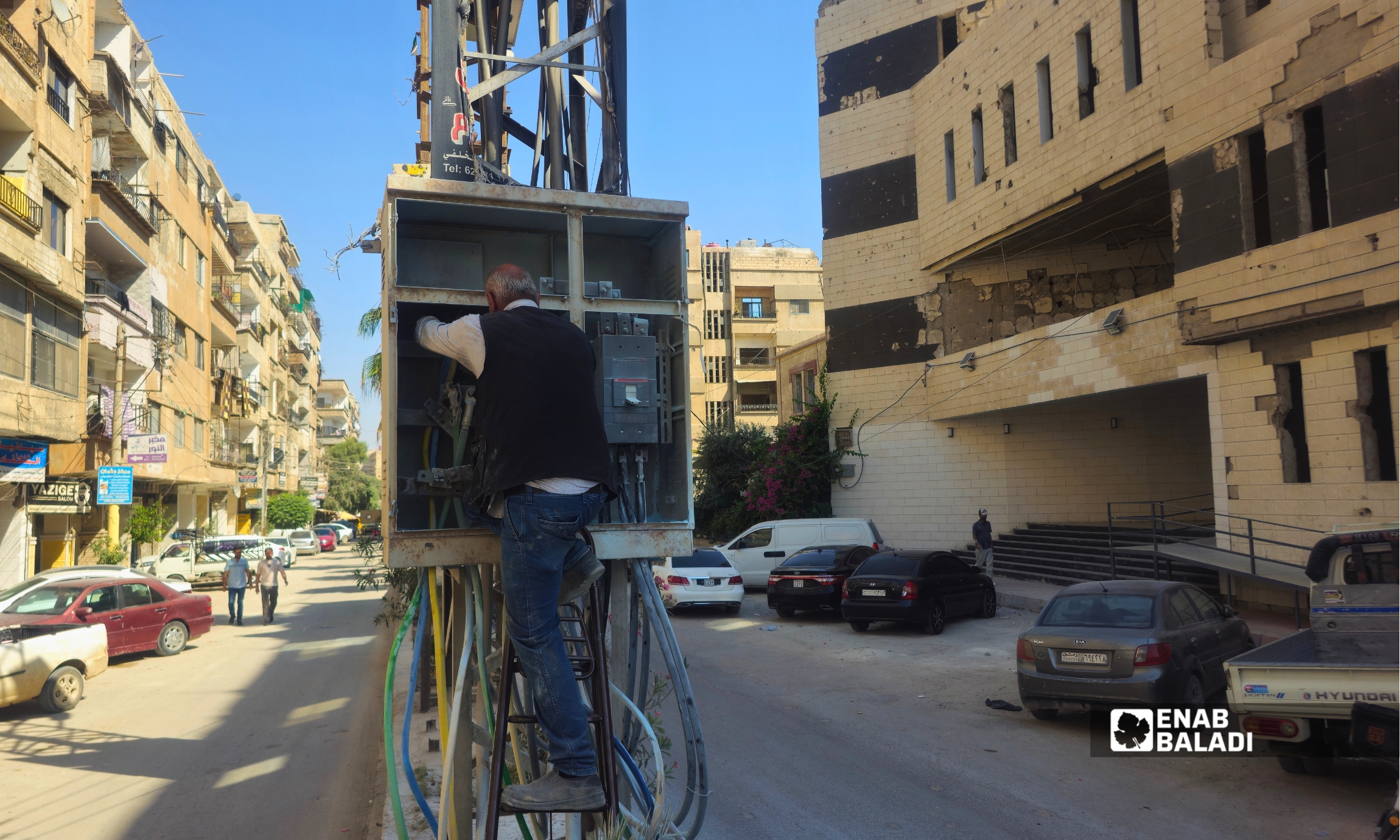فرق طوارئ كهرباء داريا تصلح المحولة الكهربائية في شارع البلدية بعد احتراقها نتيجة الحمل الزائد