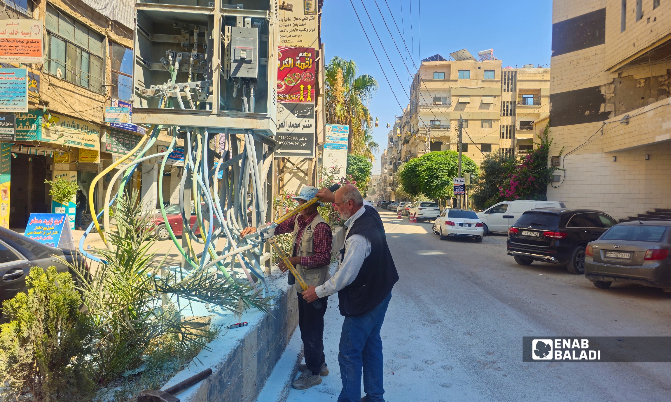 فرق طوارئ كهرباء داريا تصلح المحولة الكهربائية في شارع البلدية بعد احتراقها نتيجة الحمل الزائد