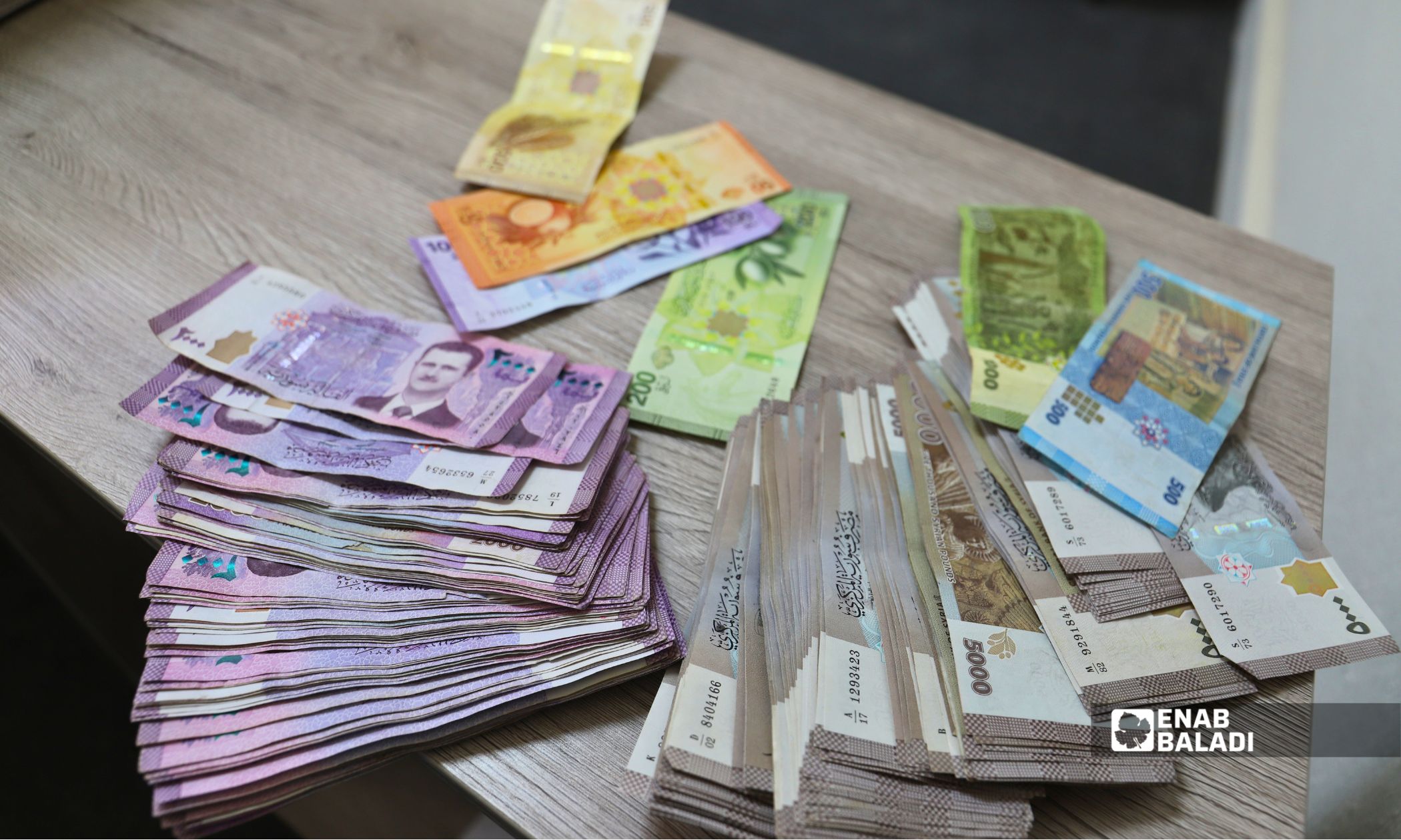 الليرة الجديدة شحيحة في داريا.. السكان يبحثون عن مراكز الاستبدال خارج المدينة 12 أوراق نقدية سورية قديمة وجديدة خلال عملية استبدال العملة