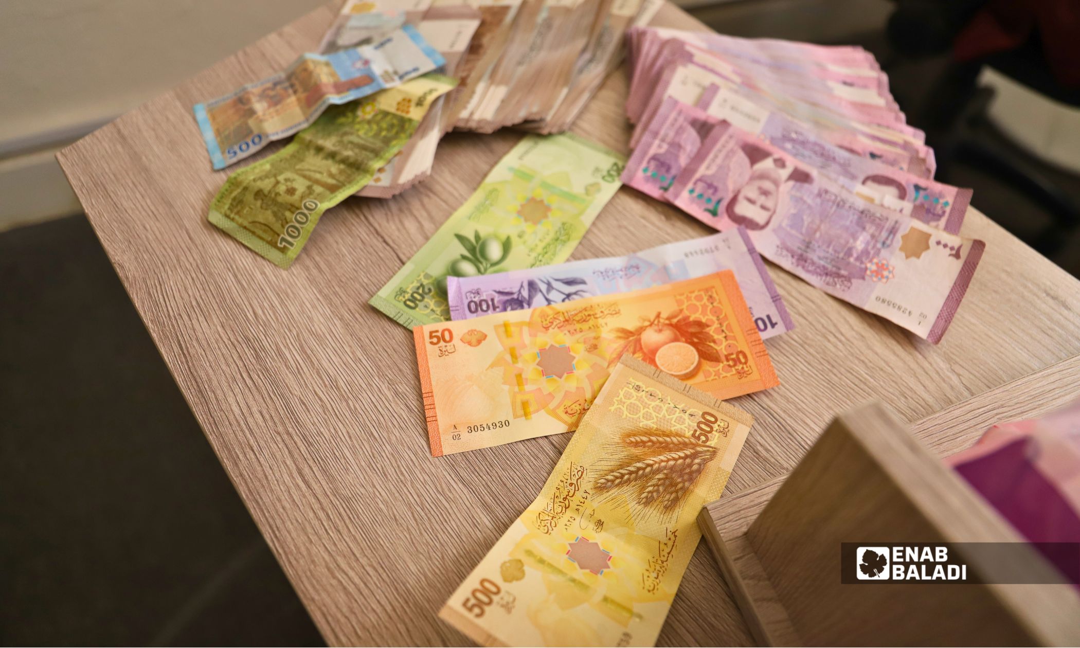 الليرة الجديدة شحيحة في داريا.. السكان يبحثون عن مراكز الاستبدال خارج المدينة 13 أوراق نقدية سورية قديمة وجديدة خلال عملية استبدال العملة