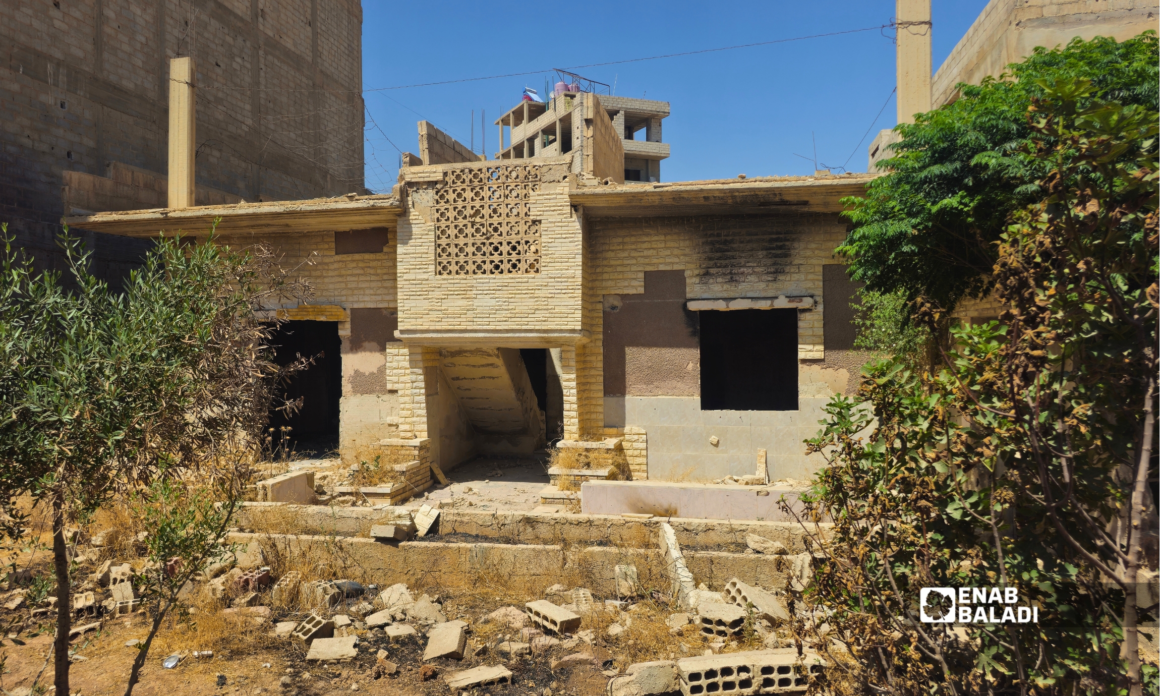 منزل المعلمة المتقاعدة هيام السمرة في داريا بعد تعرضه للتدمير خلال سنوات الحرب - حزيران 2026 (عنب بلدي)