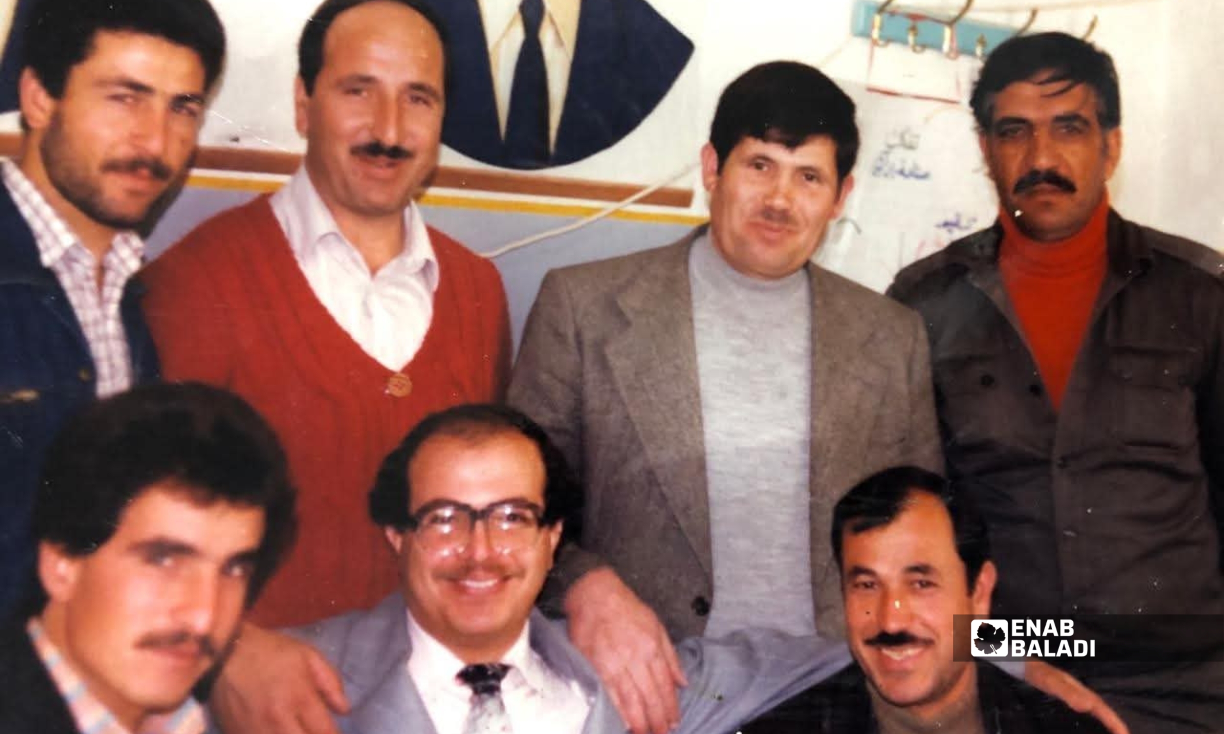 صورة في مدرسة الغوطة الغربية بداريا سنة 1984 تجمع كل من مدرب الفتوة مرعي بطحة، أستاذ التاريخ خالد شحادة، مدير المدرسة فاروق الخطيب، أستاذ الرسم محمود شربجي، أمين السر صالح جعنينة، أستاذ اللغة العربية محمد زرلي، الموجه أحمد (عنب بلدي - أرشيف محمود شربجي)