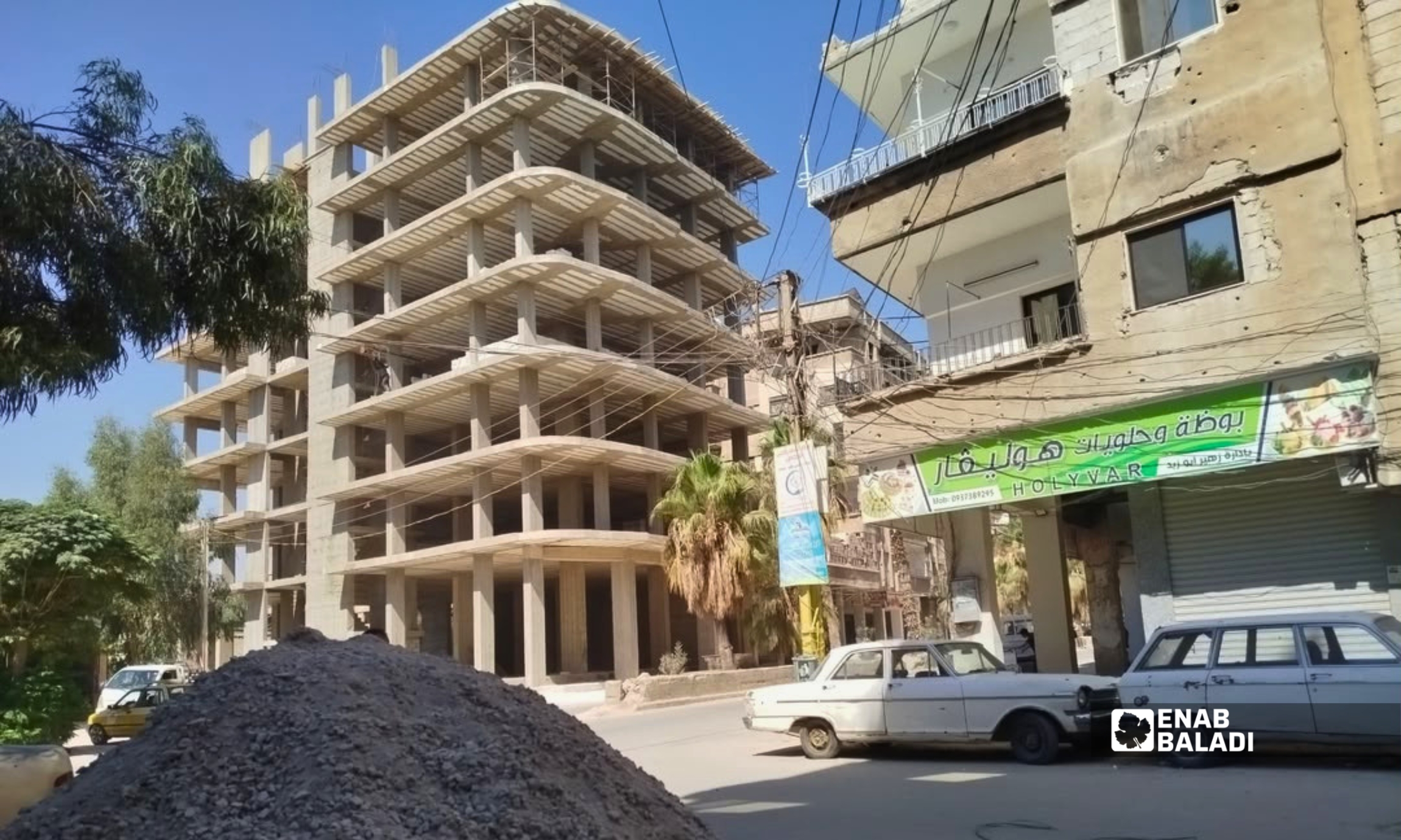 رمل وأتربة أمام مبنى قيد الإنشاء مدينة داريا