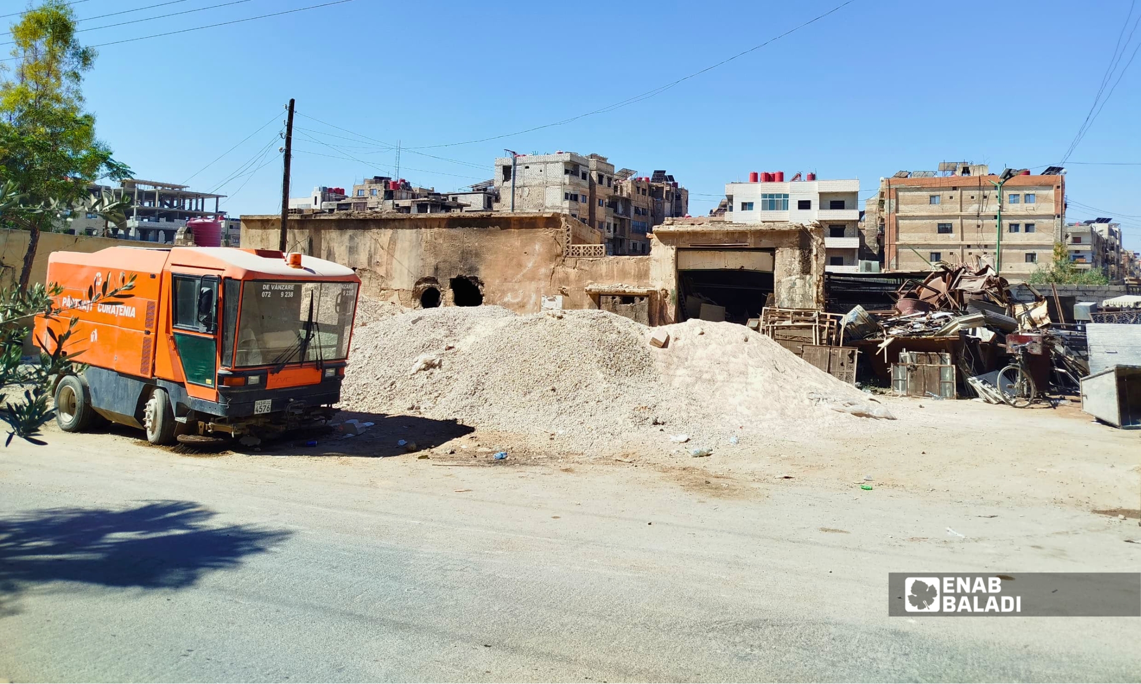 رمل وأتربة أمام مبنى قيد الإنشاء مدينة داريا