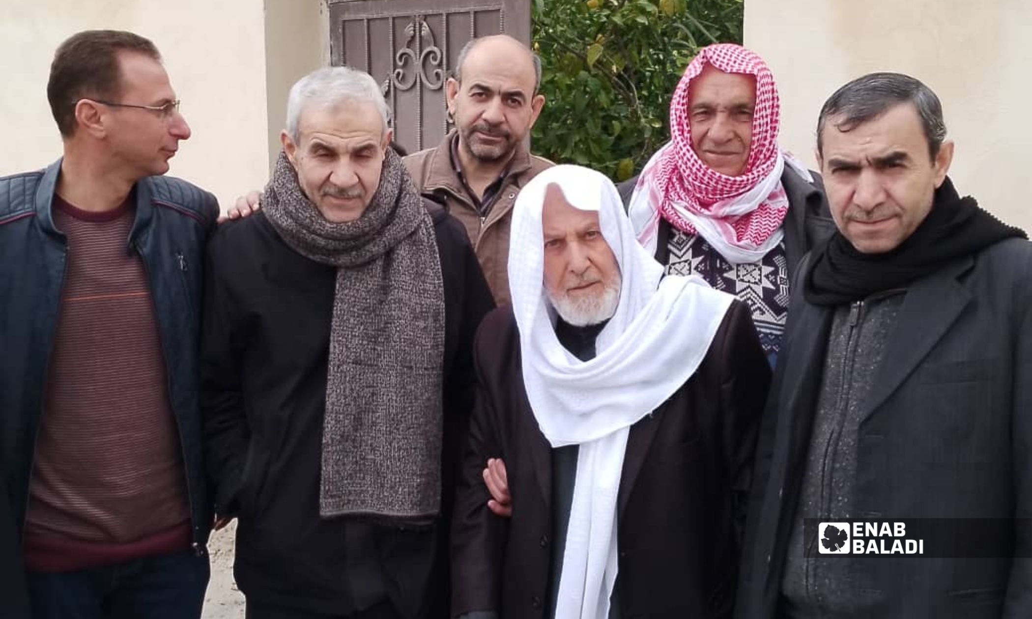 من اليسار إسماعيل خشفة الدكتور سليم أسد الشيخ محمد صنديحة الدكتور مأمون أسد وفي الخلف يظهر الدكتور حسام أسد على اليسار - (عنب بلدي - أرشيف أبناء الشيخ محمد صنديحة)