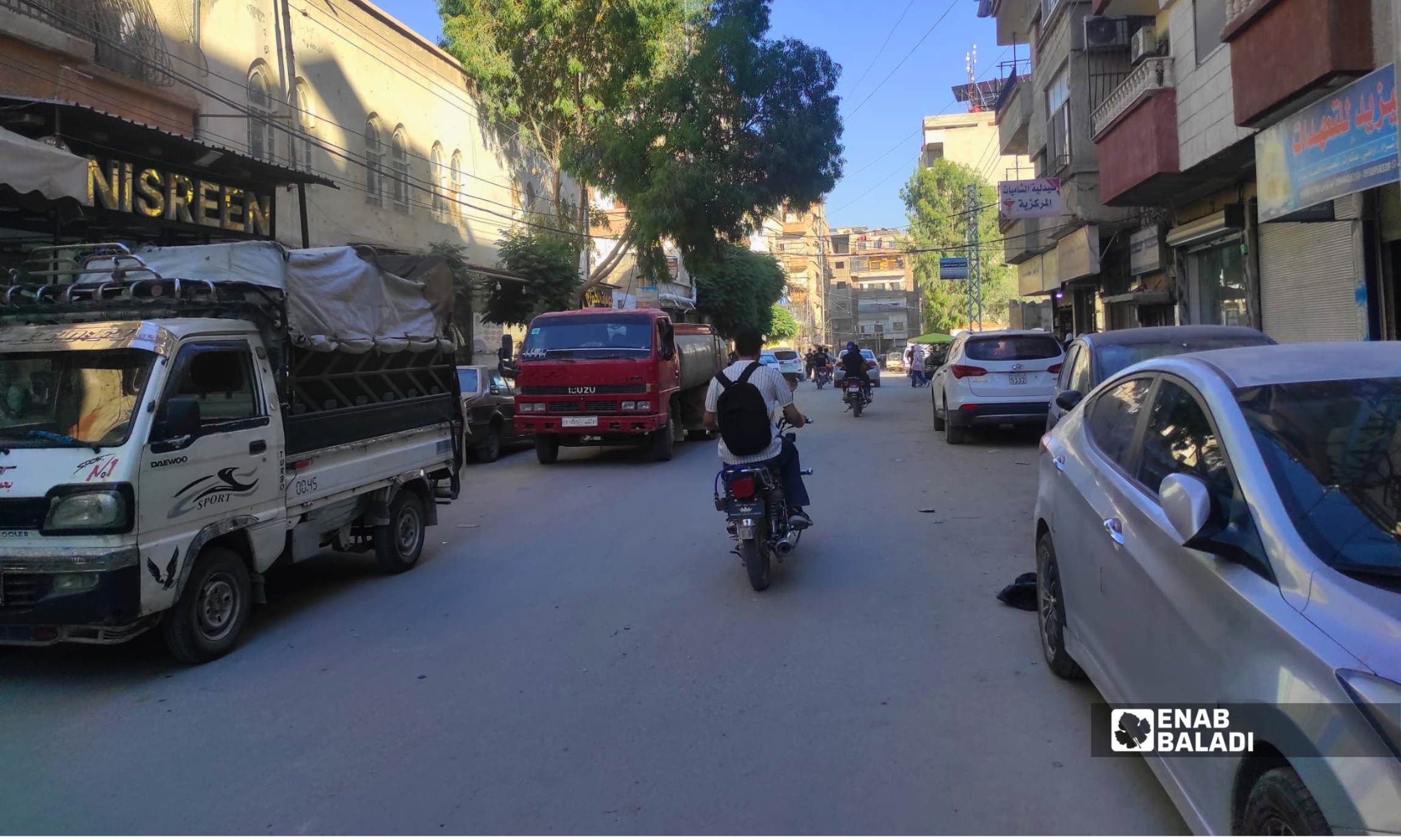 دراجات نارية ومركبات في شوارع مدينة داريا