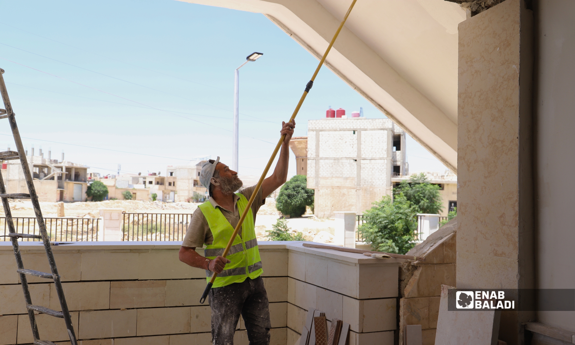 عمال خلال أعمال تأهيل المشفى الوطني في مدينة داريا