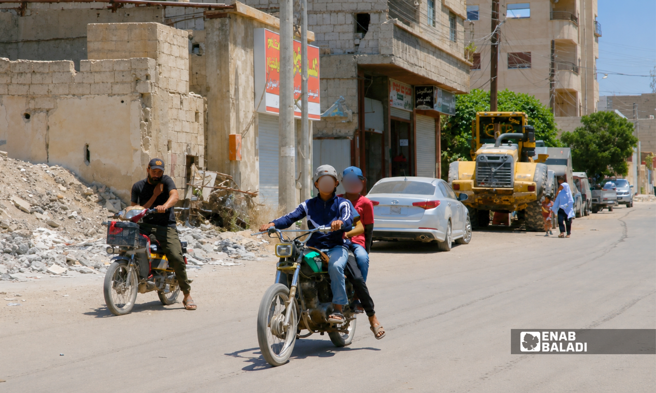 مراهقان يقودان دراجة نارية في مدينة داريا