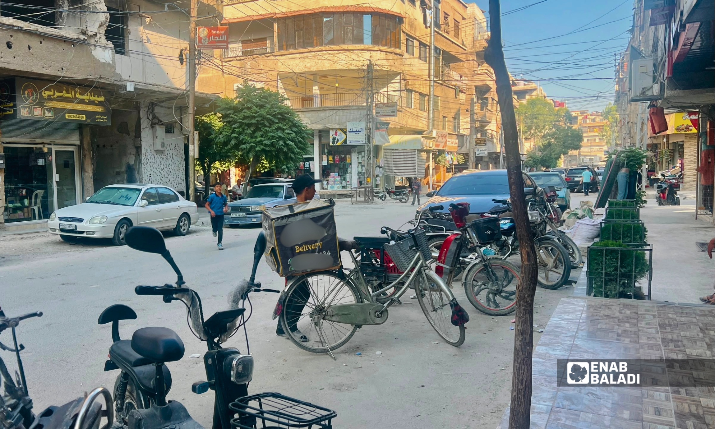 عامل توصيل خلال عمله في أحد شوارع مدينة داريا