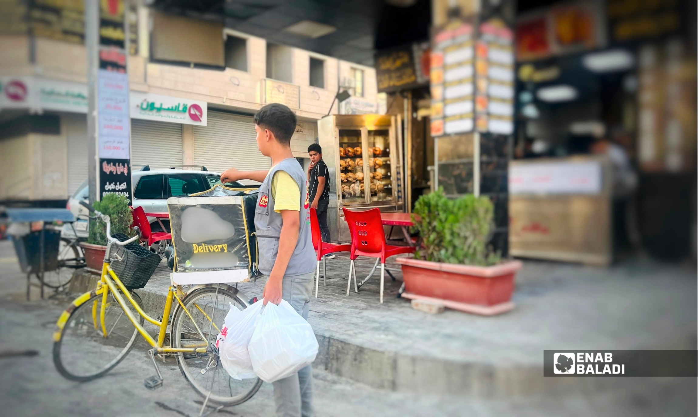 عامل توصيل خلال عمله في أحد شوارع مدينة داريا