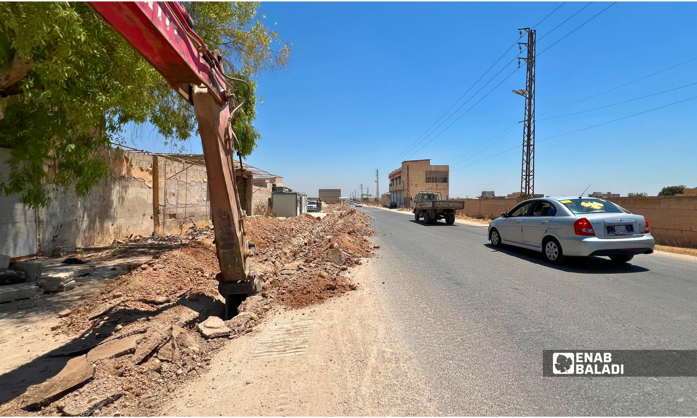 خط توتر جديد يدخل داريا عبر الفصول الأربعة لتعزيز شبكة الكهرباء 17 أعمال حفر لتنفيذ خط التوتر المتوسط الجديد في منطقة الفصول الأربعة بمدينة داريا