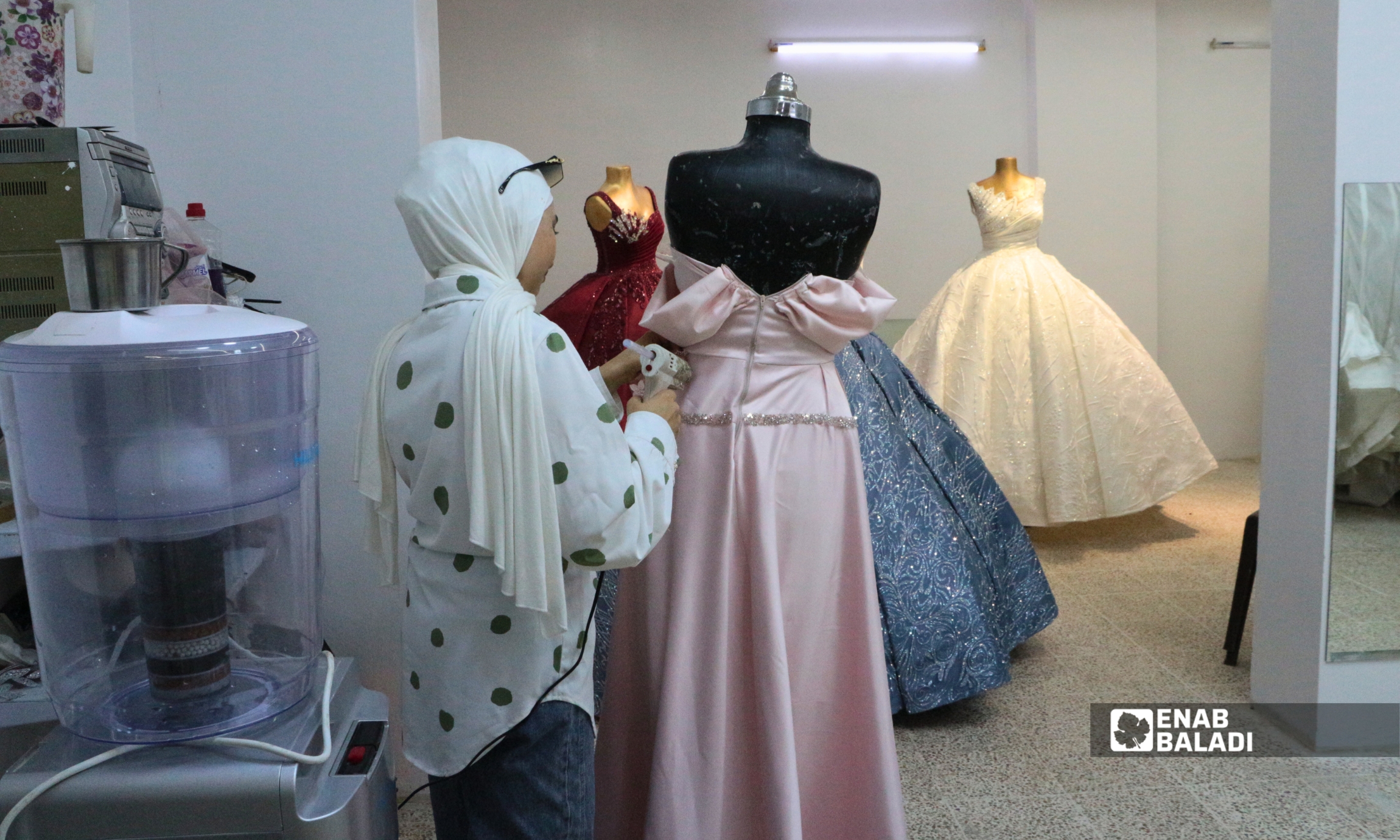 خياطة داخل محل لتفصيل وتأجير فساتين الأعراس في داريا