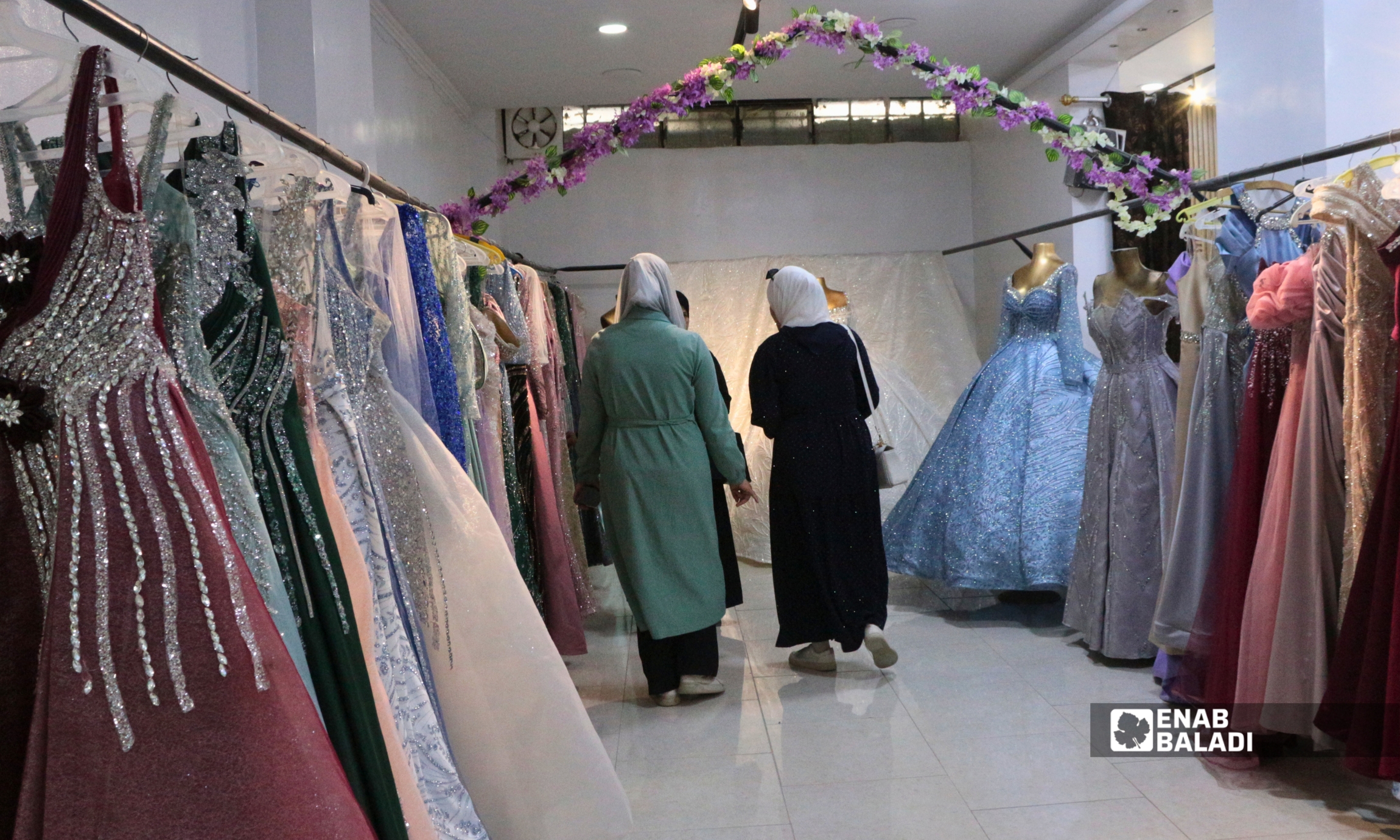 فساتين معروضة داخل محل لتفصيل وتأجير فساتين الأعراس في داريا