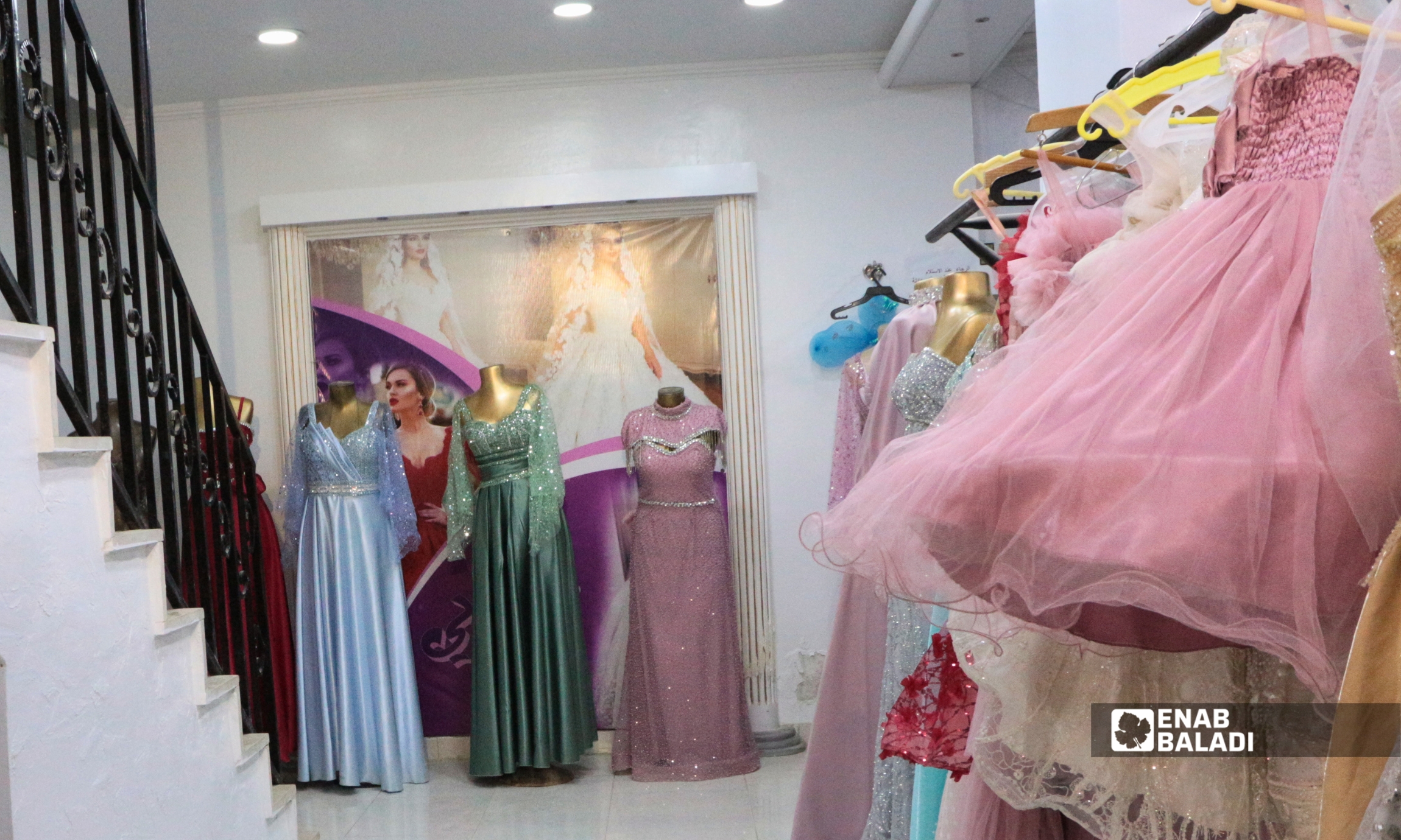 فساتين معروضة داخل محل لتفصيل وتأجير فساتين الأعراس في داريا