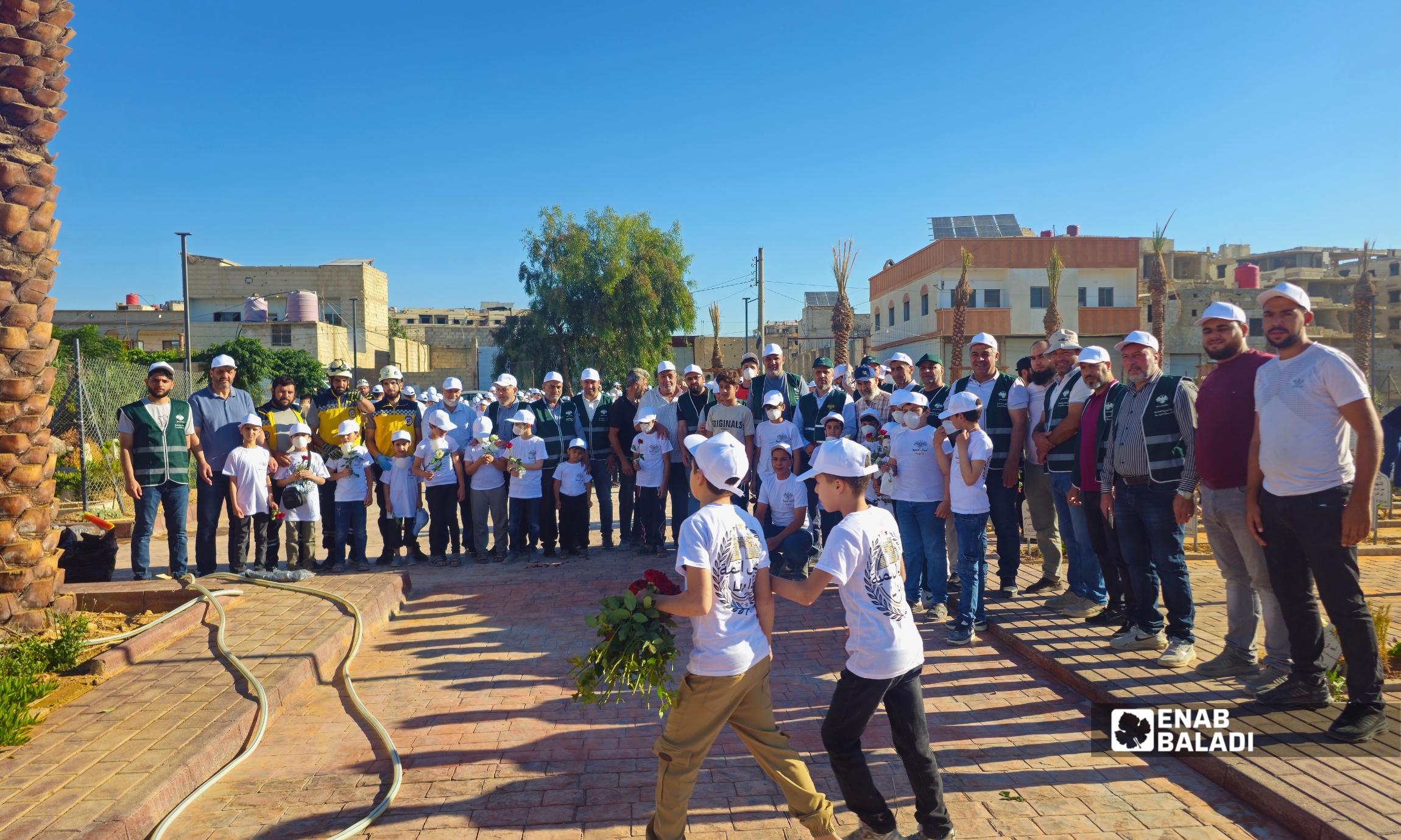 لجنة التنمية في داريا.. شراكة بين البلدية والأهالي لتنفيذ مشاريع خدمية 12 أعضاء لجنة التنمية ومتطوعون يشاركون في إحدى المبادرات المجتمعية بمدينة داريا