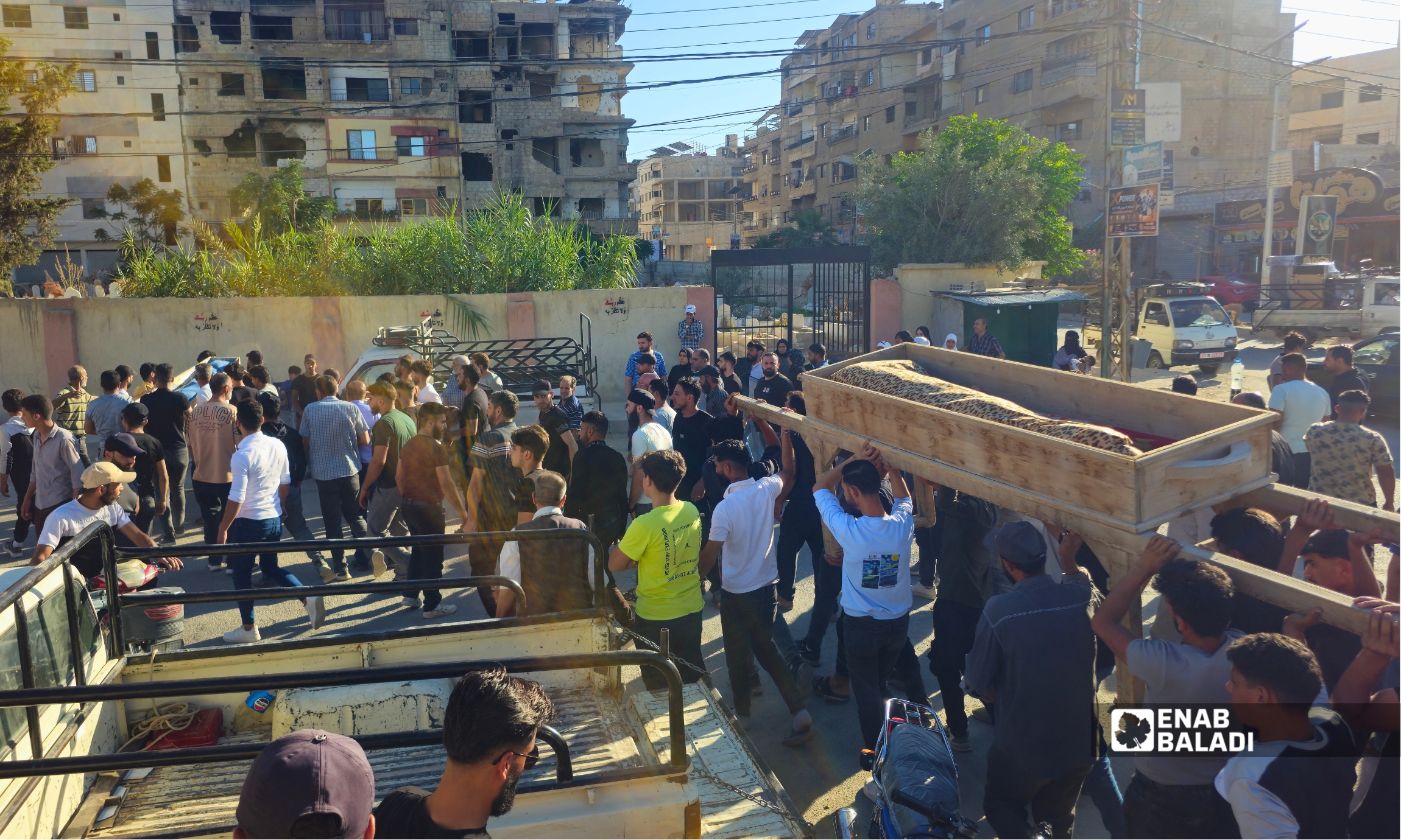 مشيعون يؤدون صلاة الجنازة على ضحايا جريمة مقتل شقيقتين وطفلة في مدينة داريا