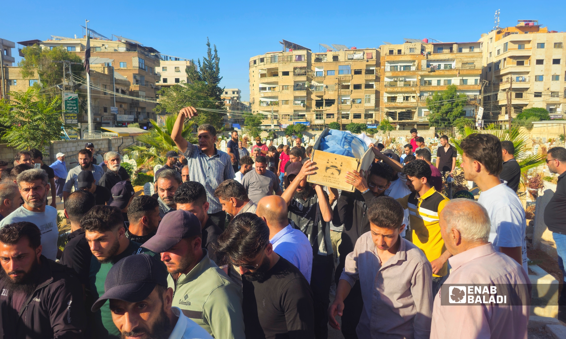 مشيعون يؤدون صلاة الجنازة على ضحايا جريمة مقتل شقيقتين وطفلة في مدينة داريا