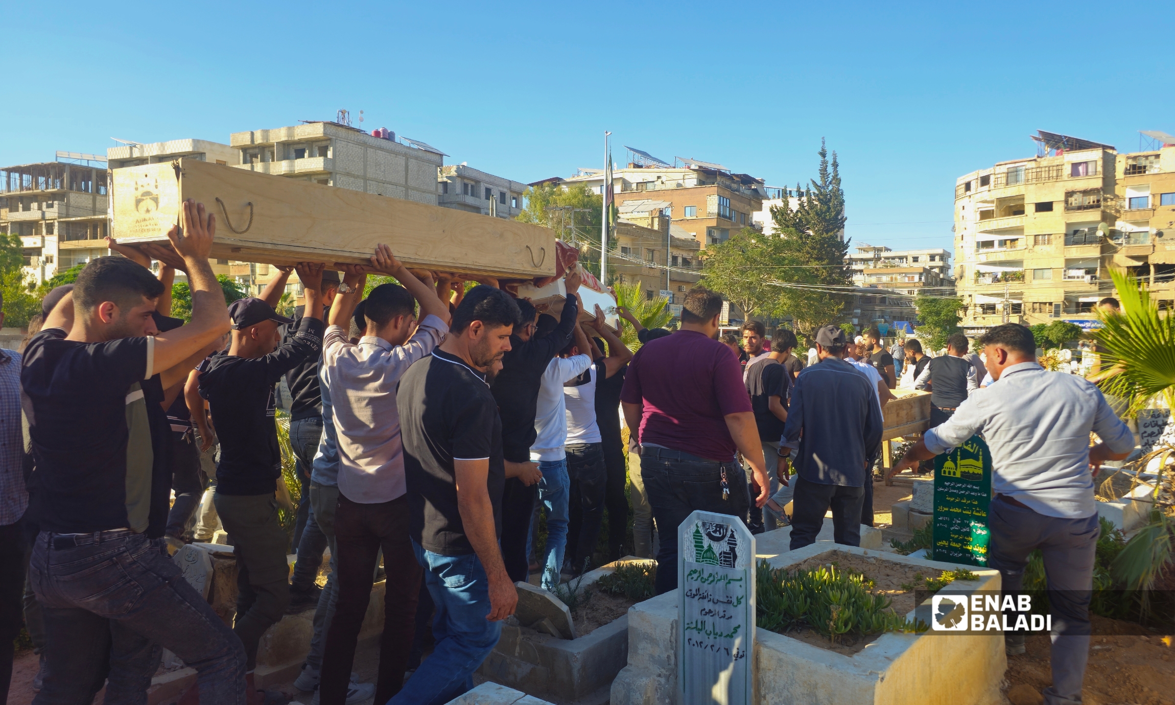 مشيعون يؤدون صلاة الجنازة على ضحايا جريمة مقتل شقيقتين وطفلة في مدينة داريا