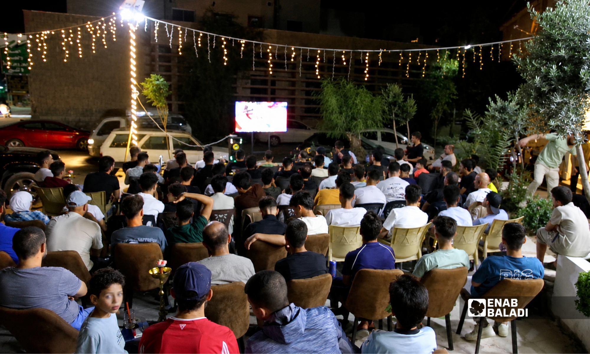 عشرات المشجعين أمام المركز الثقافي بداريا في متابعة للمبارة النهائية لمونديال 2026 - 19 تموز 2025 (عنب بلدي)