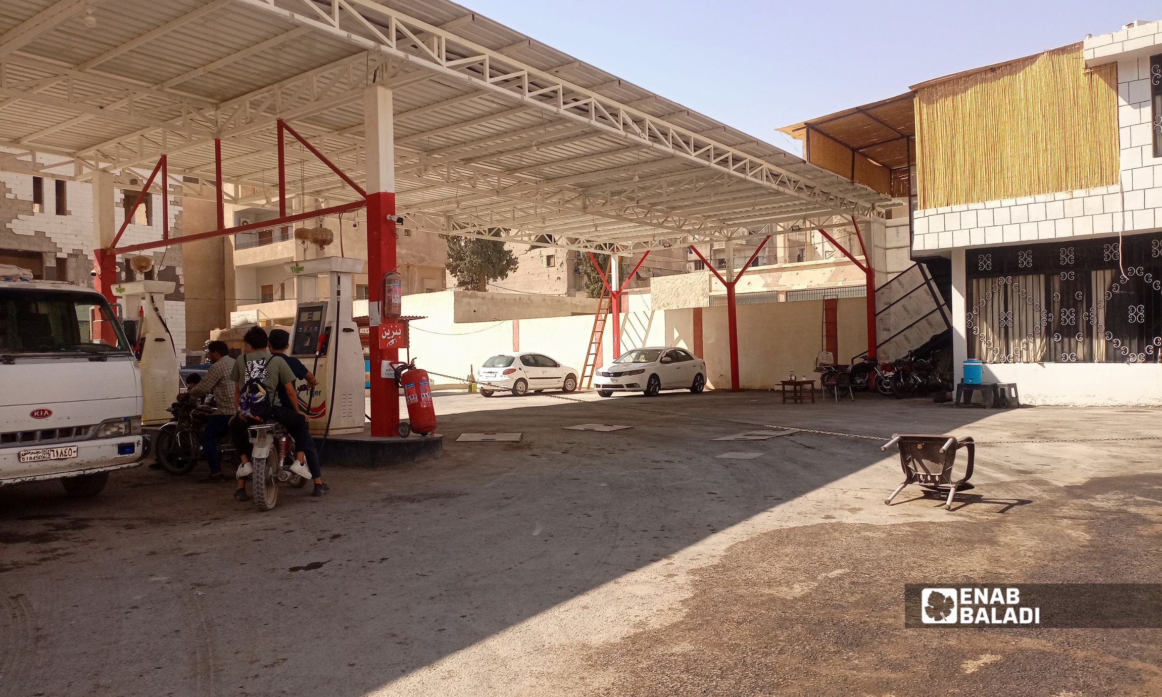 تعبئة مركبات بالبنزين في أحد كازيات مدينة داريا