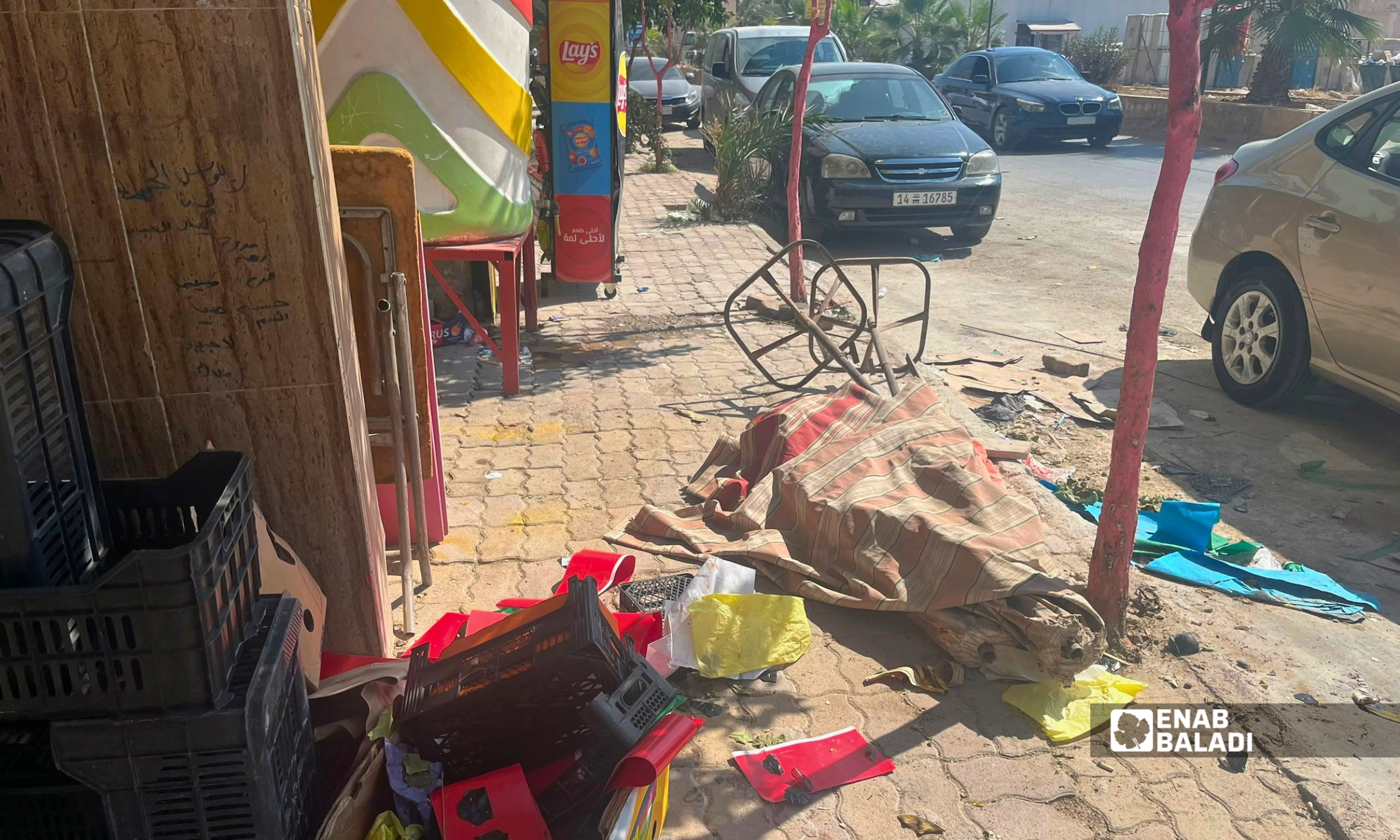 صناديق ومخلفات تعيق المرور على أحد أرصفة مدينة داريا