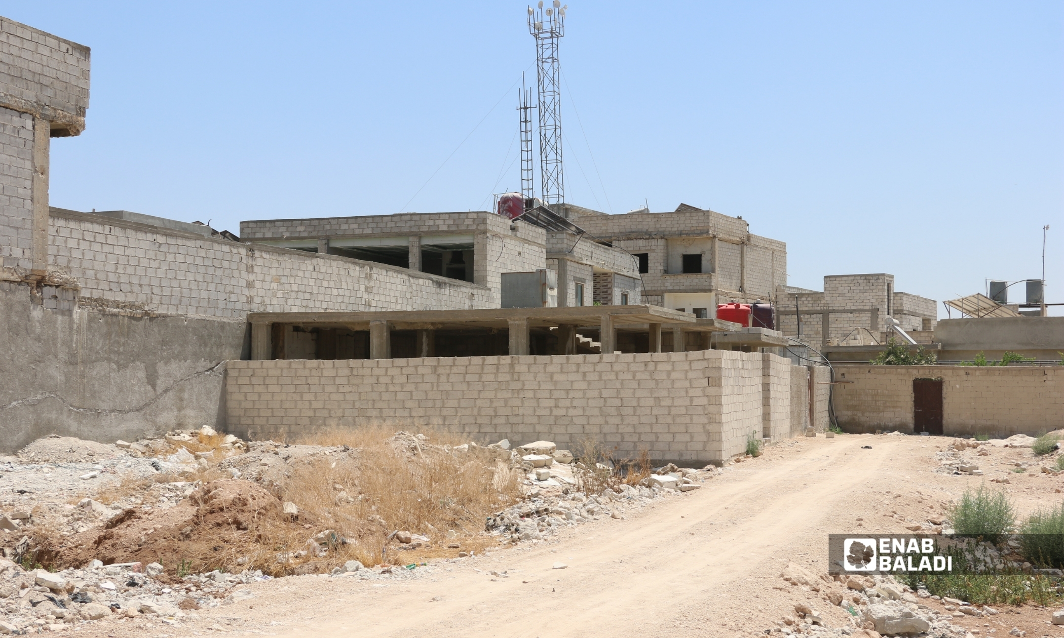 الطريق الوسطاني بداريا الممتد من ساحة شريدي إلى جامع الفارس - 8 آب 2026 (عنب بلدي - محمد مشمشتين)