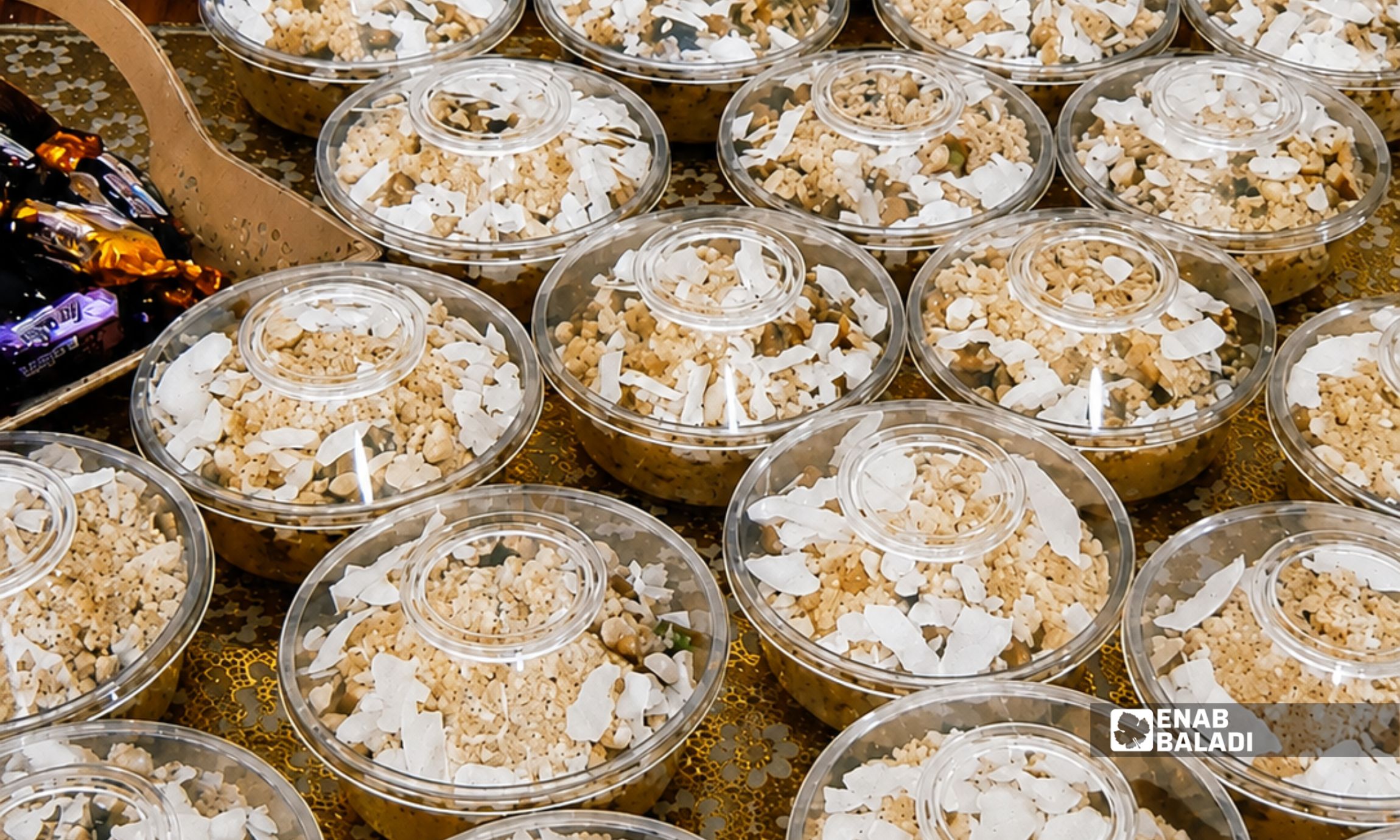 الكراوية الناشفة مزينة بالمكسرات ومعدّة لضيافة المهنئين بمولود في داريا (عنب بلدي)