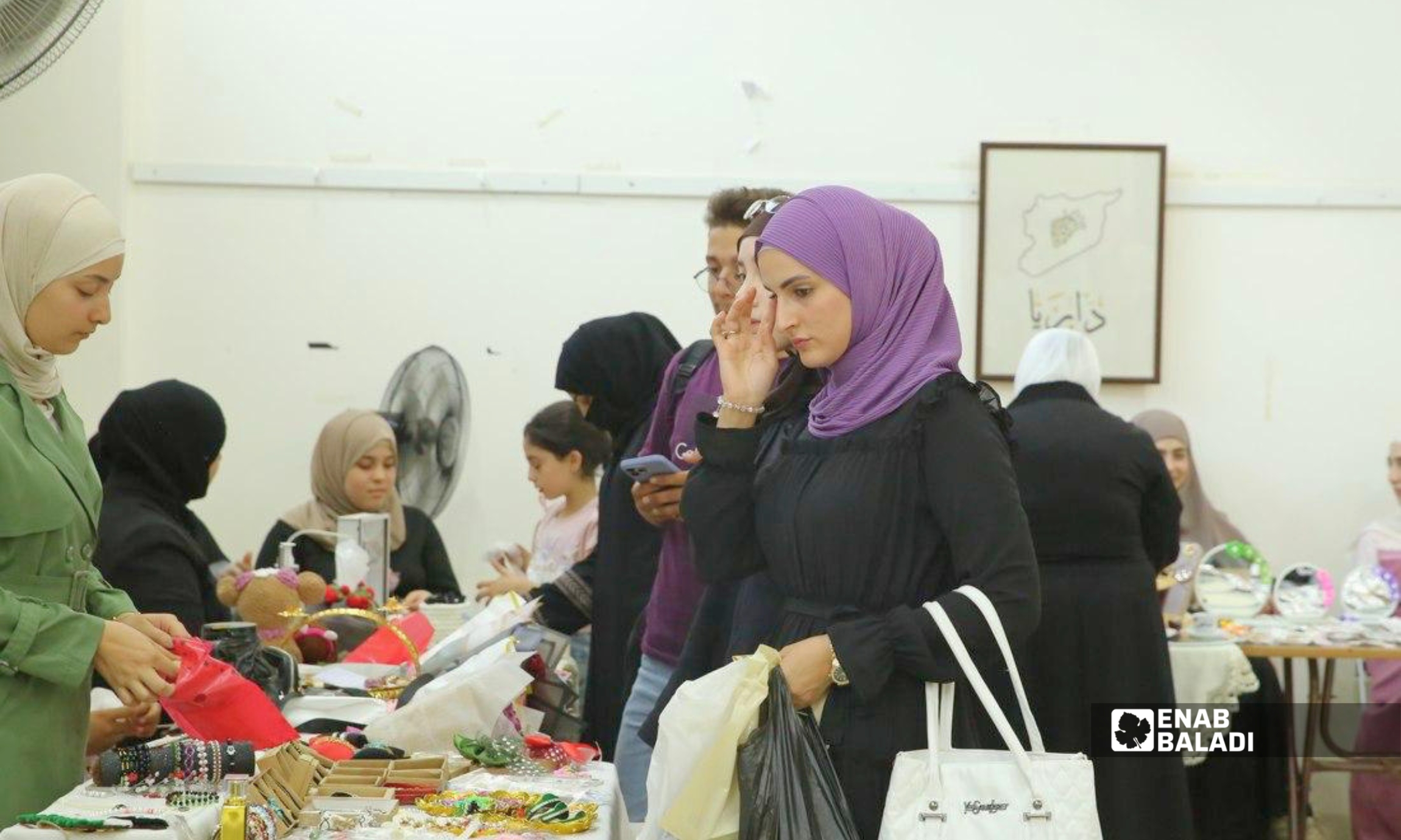 مشاركات وزائرات في بازار نساء شهداء داريا بالمركز الثقافي في المدينة
