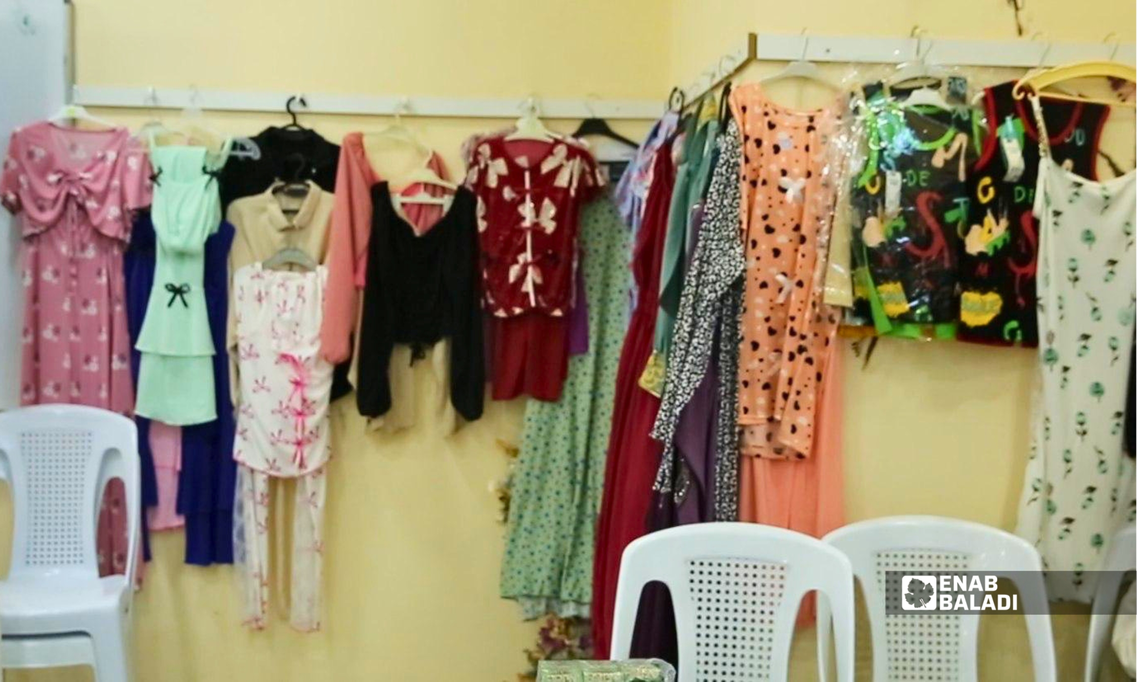 مشاركات وزائرات في بازار نساء شهداء داريا بالمركز الثقافي في المدينة