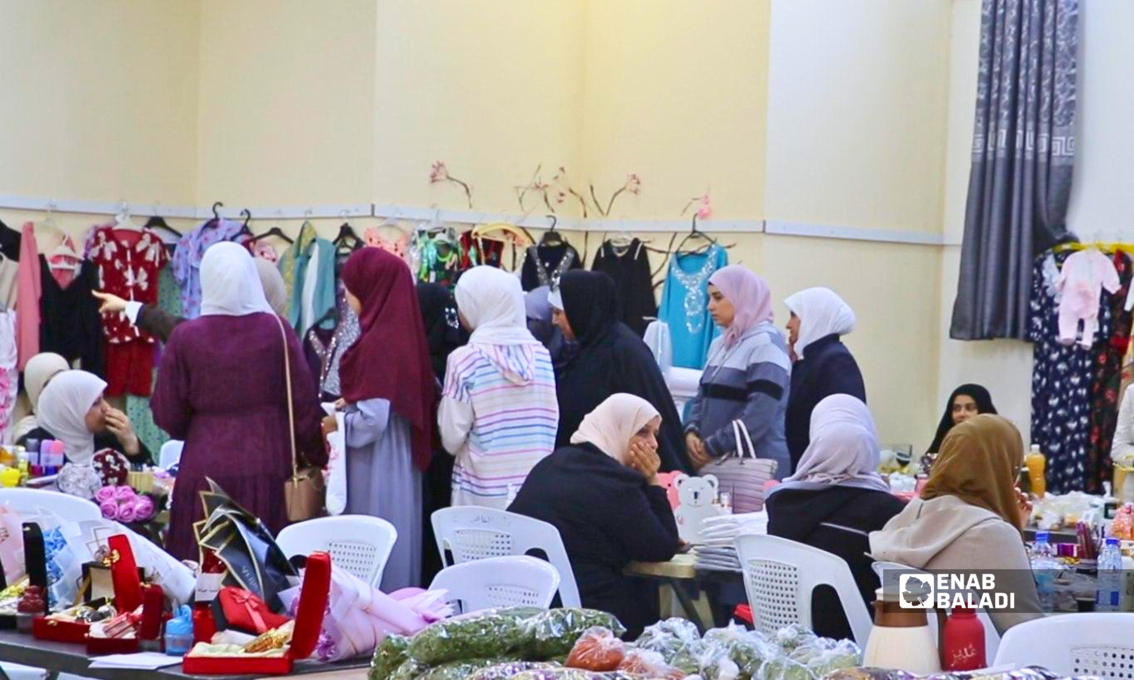 مشاركات وزائرات في بازار نساء شهداء داريا بالمركز الثقافي في المدينة
