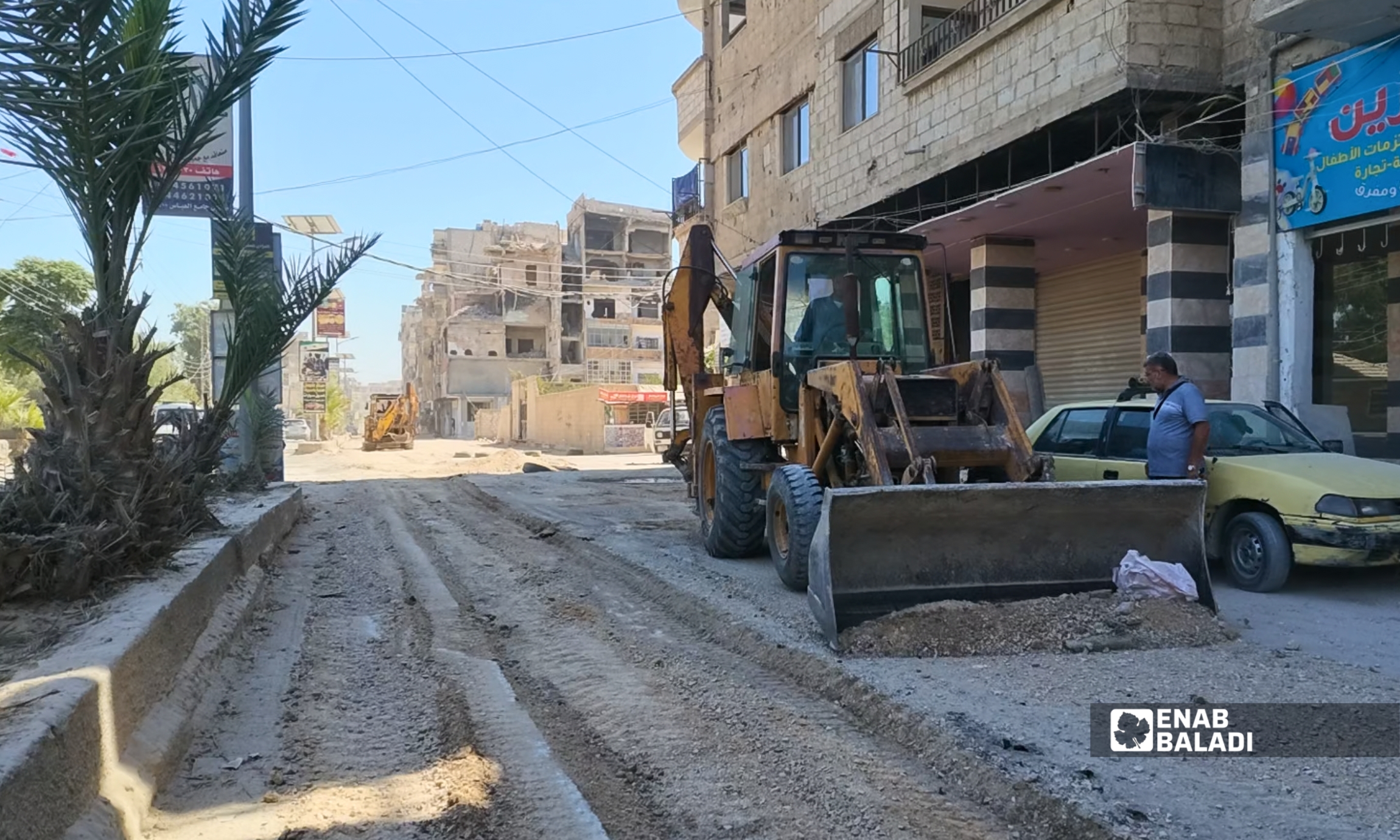 أعمال تجهيز الطبقة التأسيسية في شارع الكورنيش القديم بمدينة داريا تمهيدًا لتزفيته 