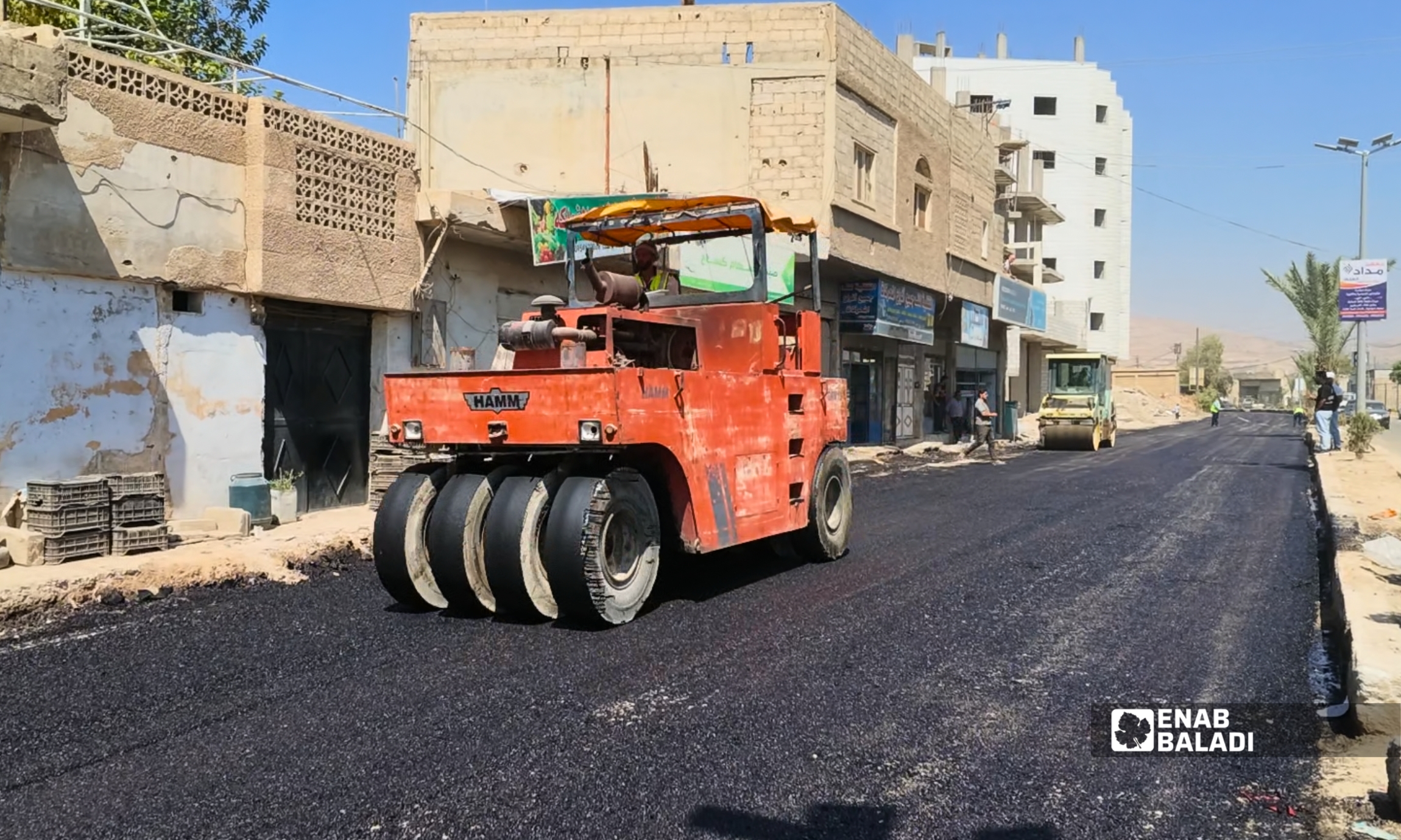أعمال تزفيت شارع الكورنيش في مدينة داريا 