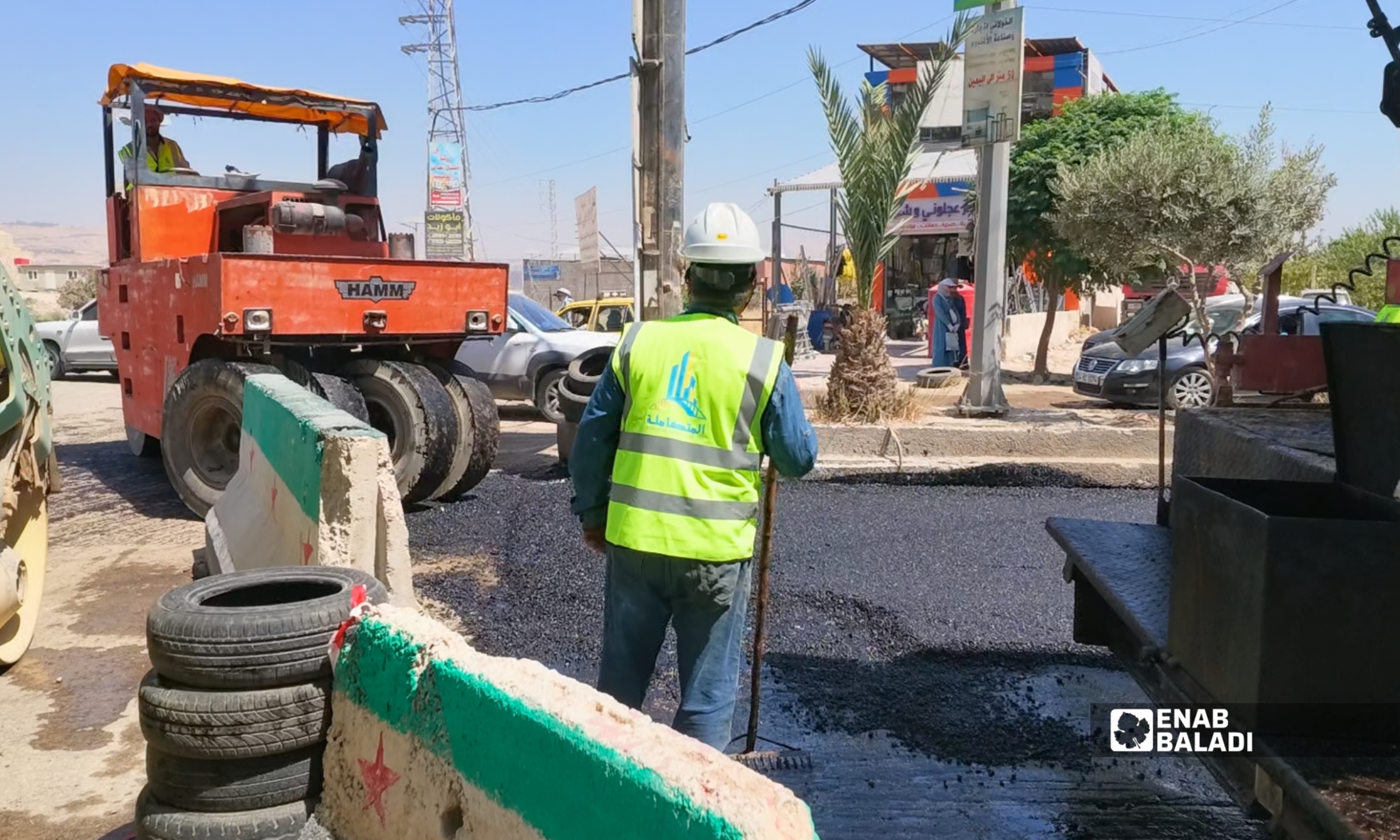 أعمال تزفيت شارع الكورنيش في مدينة داريا 