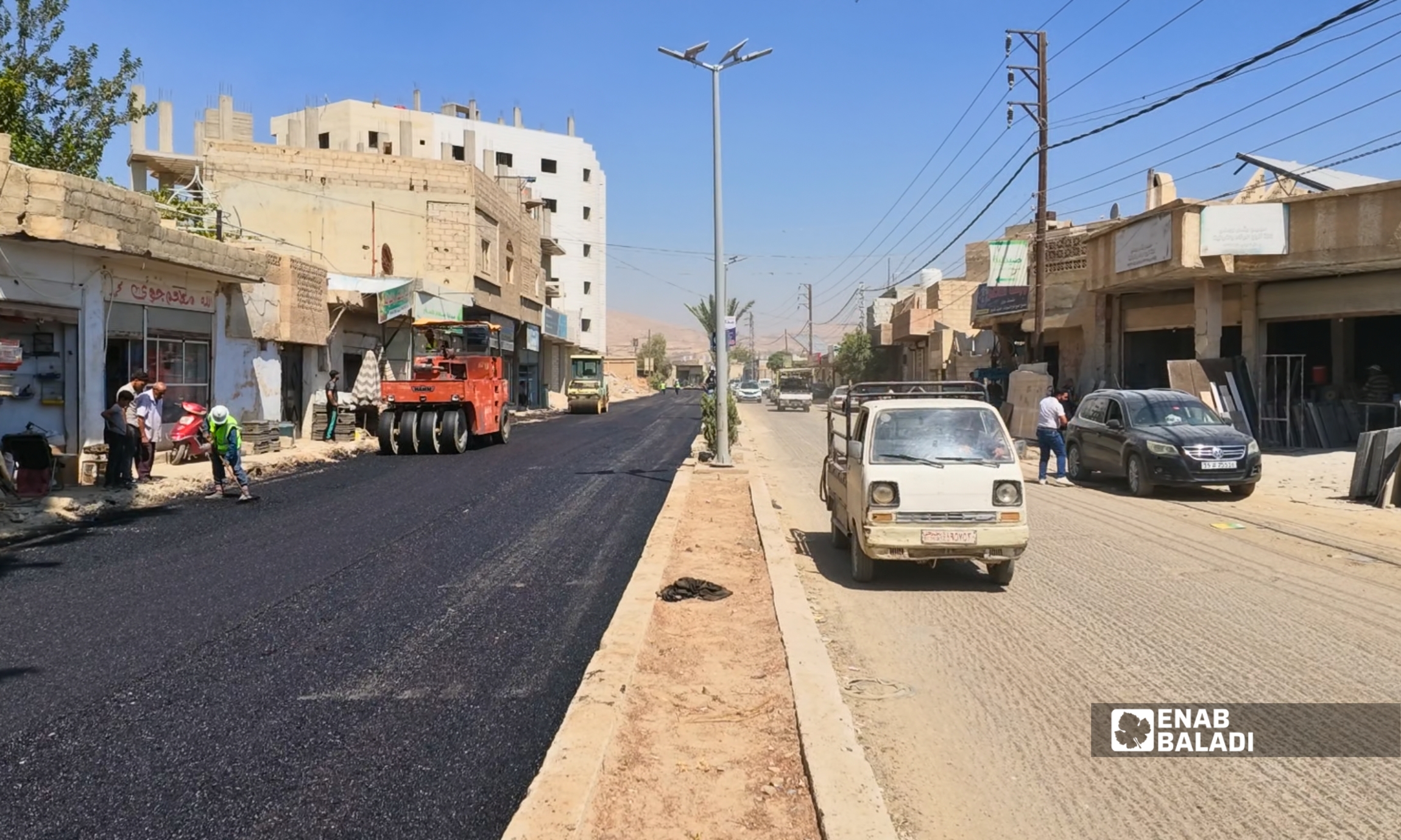 أعمال تزفيت شارع الكورنيش في مدينة داريا 
